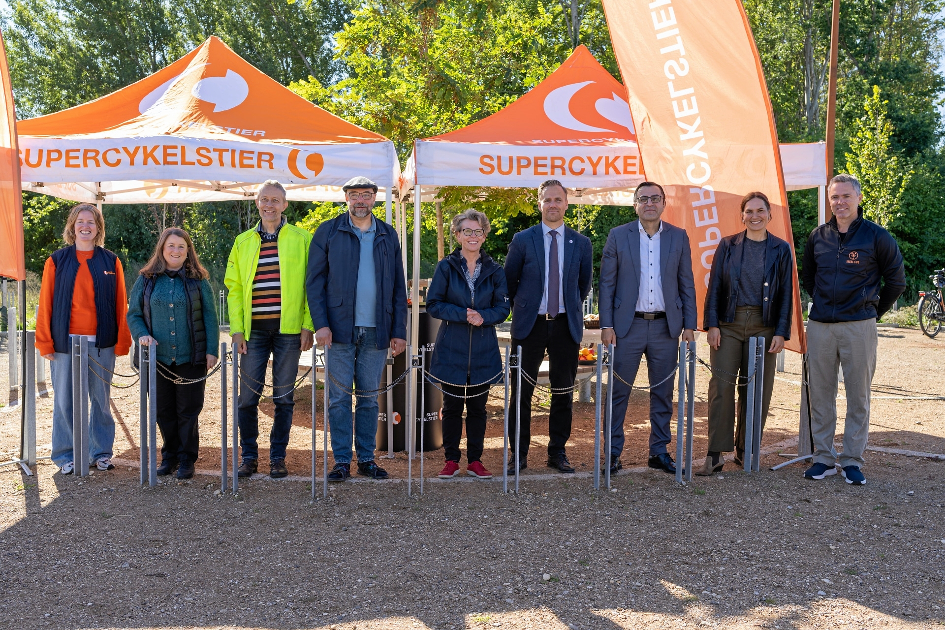 Åbningen af den nye supercykelsti blev fejret. Fra venstre: Merete Amdisen, borgmester i Ishøj Kommune, Vagn Kjær-Hansen, udvalgsformand i Brøndby Kommune, Henrik Lund, 1. viceborgmester i Glostrup Kommune, Britt Jensen, borgmester i Rødovre Kommune, Marco Damgaard, borgmester i Herlev Kommune, Serdal Benli, borgmester i Gladsaxe Kommune og Cecilie Lindahl, 2. viceborgmester og udvalgsmedlem i Lyngby-Taarbæk Kommune. - Jacob Moerch Åbningen af den nye supercykelsti blev fejret. Fra venstre: Merete Amdisen, borgmester i Ishøj Kommune, Vagn Kjær-Hansen, udvalgsformand i Brøndby Kommune, Henrik Lund, 1. viceborgmester i Glostrup Kommune, Britt Jensen, borgmester i Rødovre Kommune, Marco Damgaard, borgmester i Herlev Kommune, Serdal Benli, borgmester i Gladsaxe Kommune og Cecilie Lindahl, 2. viceborgmester og udvalgsmedlem i Lyngby-Taarbæk Kommune.