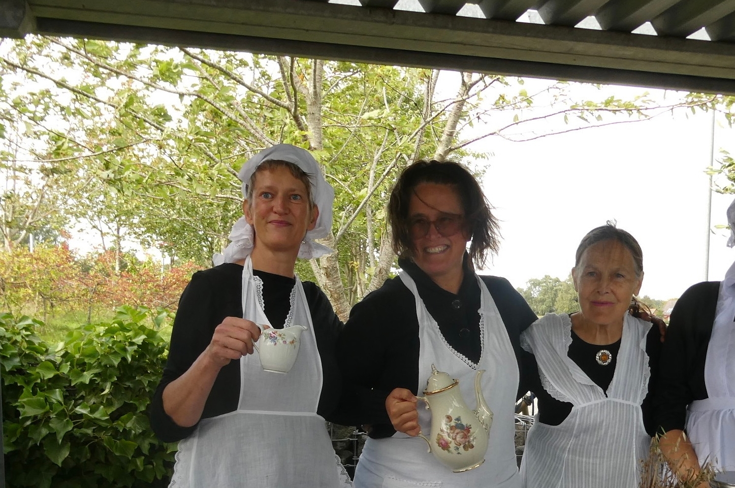 Himlingøje Bylaug fejrer trinbrættets 100 år. Serveringspersonale klædt som for 100 år siden: Johanne Visby, Kate Pfeiffer, Anne-Lis Langhoff og Lis Hartmand fra Bylaugets bestyrelse. - Niels-Erik Pedersen Himlingøje Bylaug fejrer trinbrættets 100 år. Serveringspersonale klædt som for 100 år siden: Johanne Visby, Kate Pfeiffer, Anne-Lis Langhoff og Lis Hartmand fra Bylaugets bestyrelse.