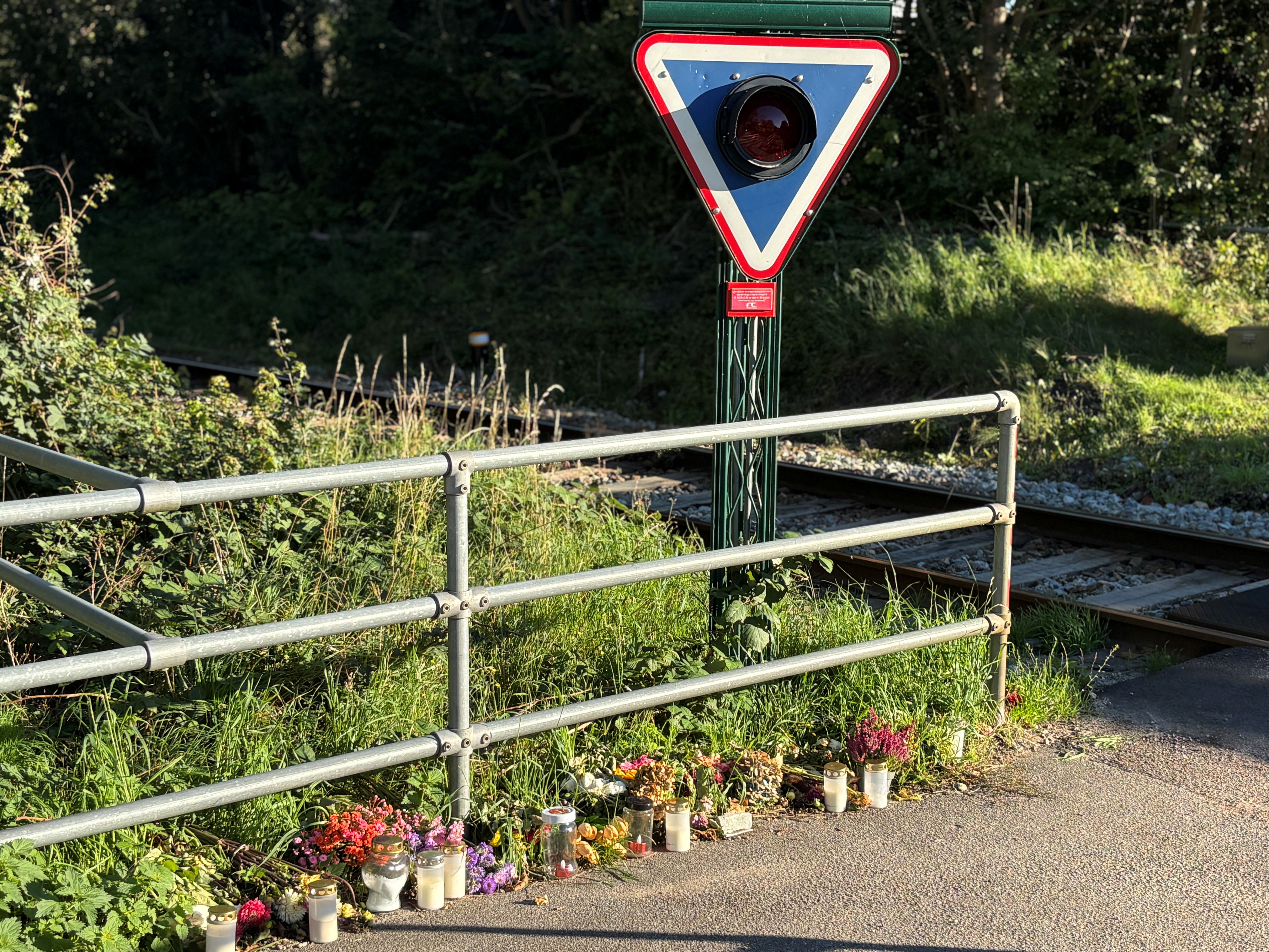 Blomster og lys og et enkelt brev ligger som en sidste hilsen til den 55-årige mand, der på tragisk vis blev dræbt i en togulykke for knap to uger siden.