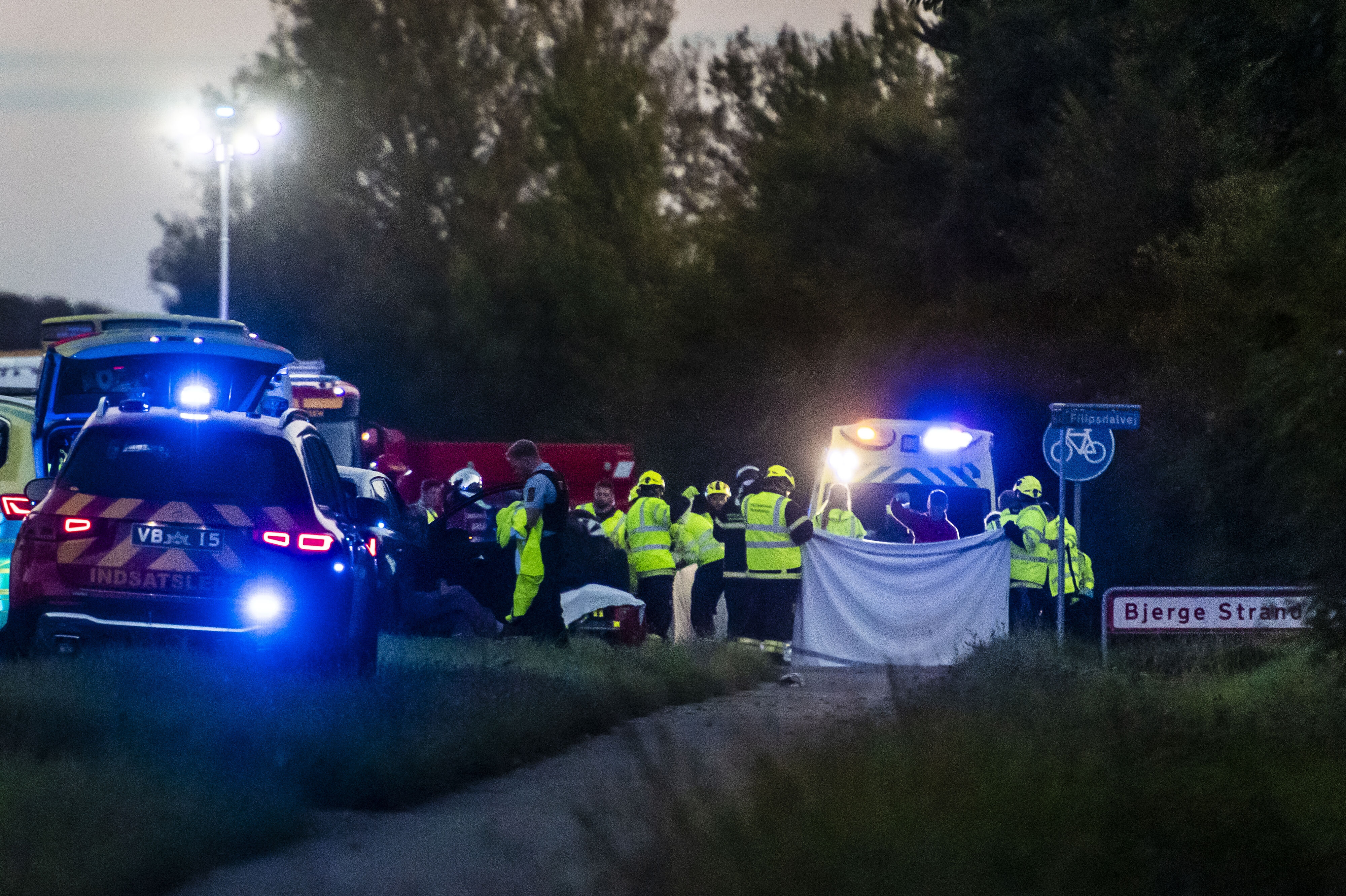 Politiet og ambulancer er tirsdag aften til stede ved et alvorligt trafikuheld på Bjerge Landevej syd for Kalundborg.