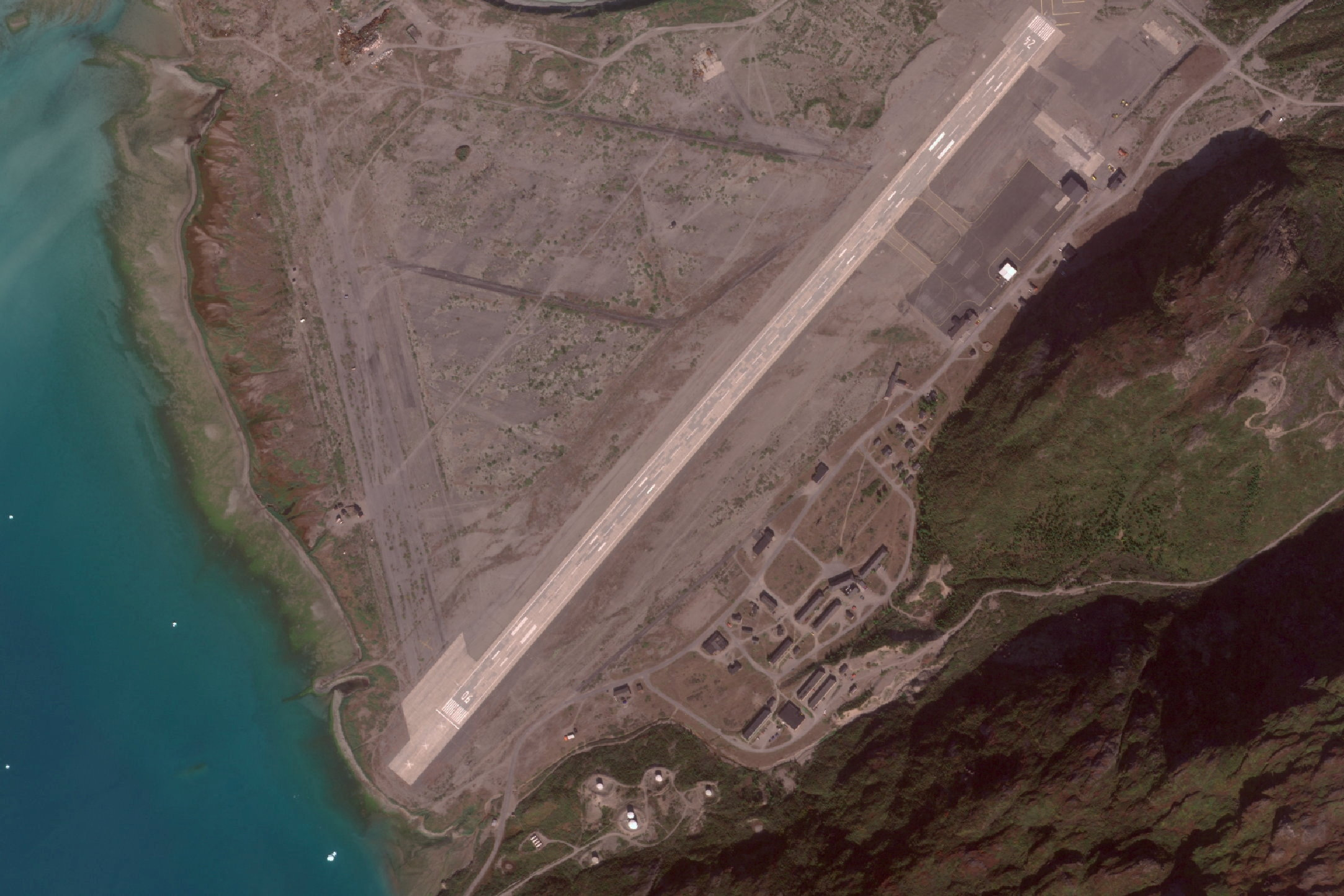 Her er et satellitbillede af den nuværende landingsbane i Narsarsuaq og de øvrige bygninger i byen. Det er her, at amerikanerne planlægger at bygge en ny militærbase.
