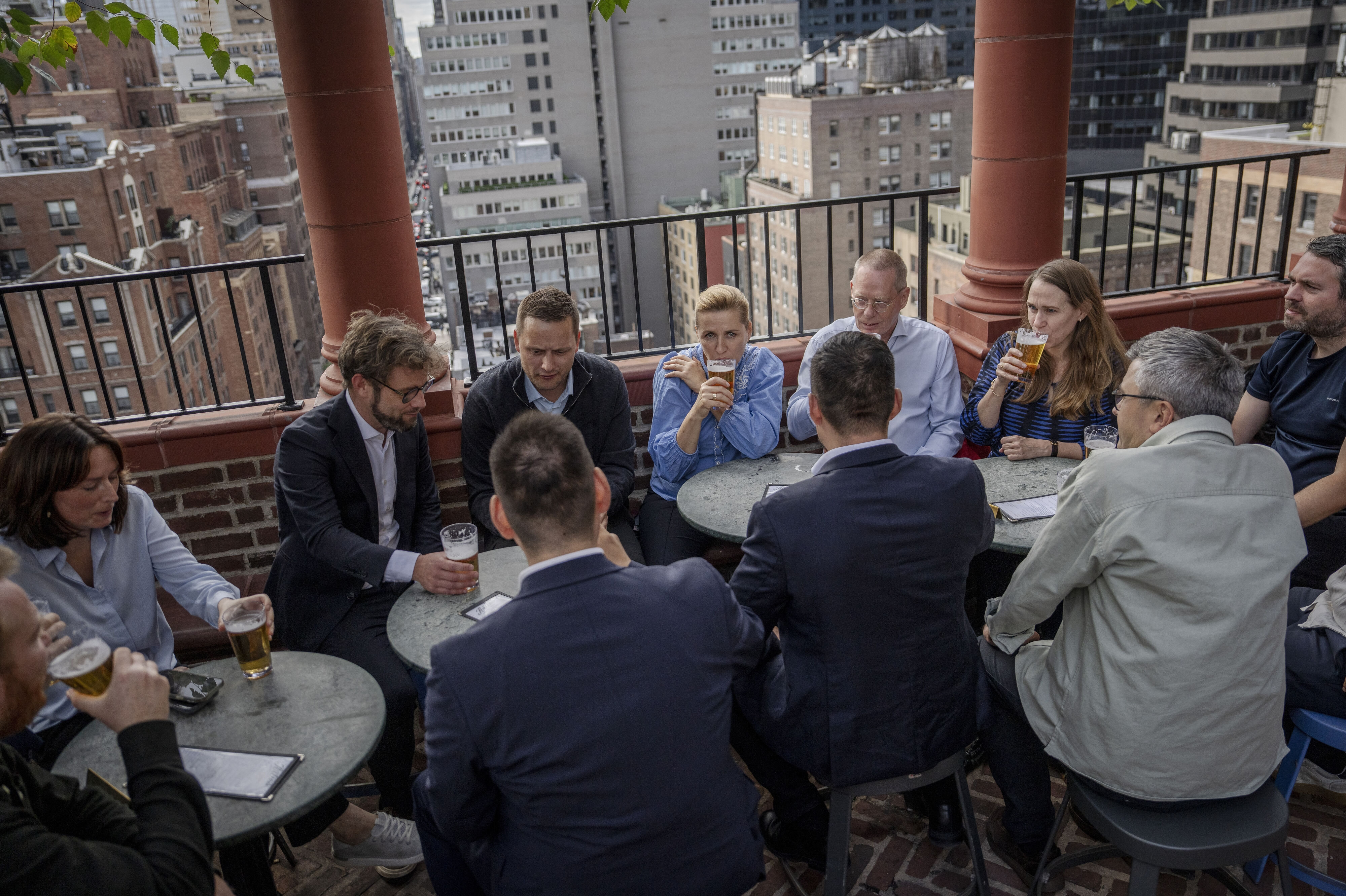 Den danske og grønlandske delegation i New York fik sig en kold øl tirsdag, efter at aftalen med USA var underskrevet.