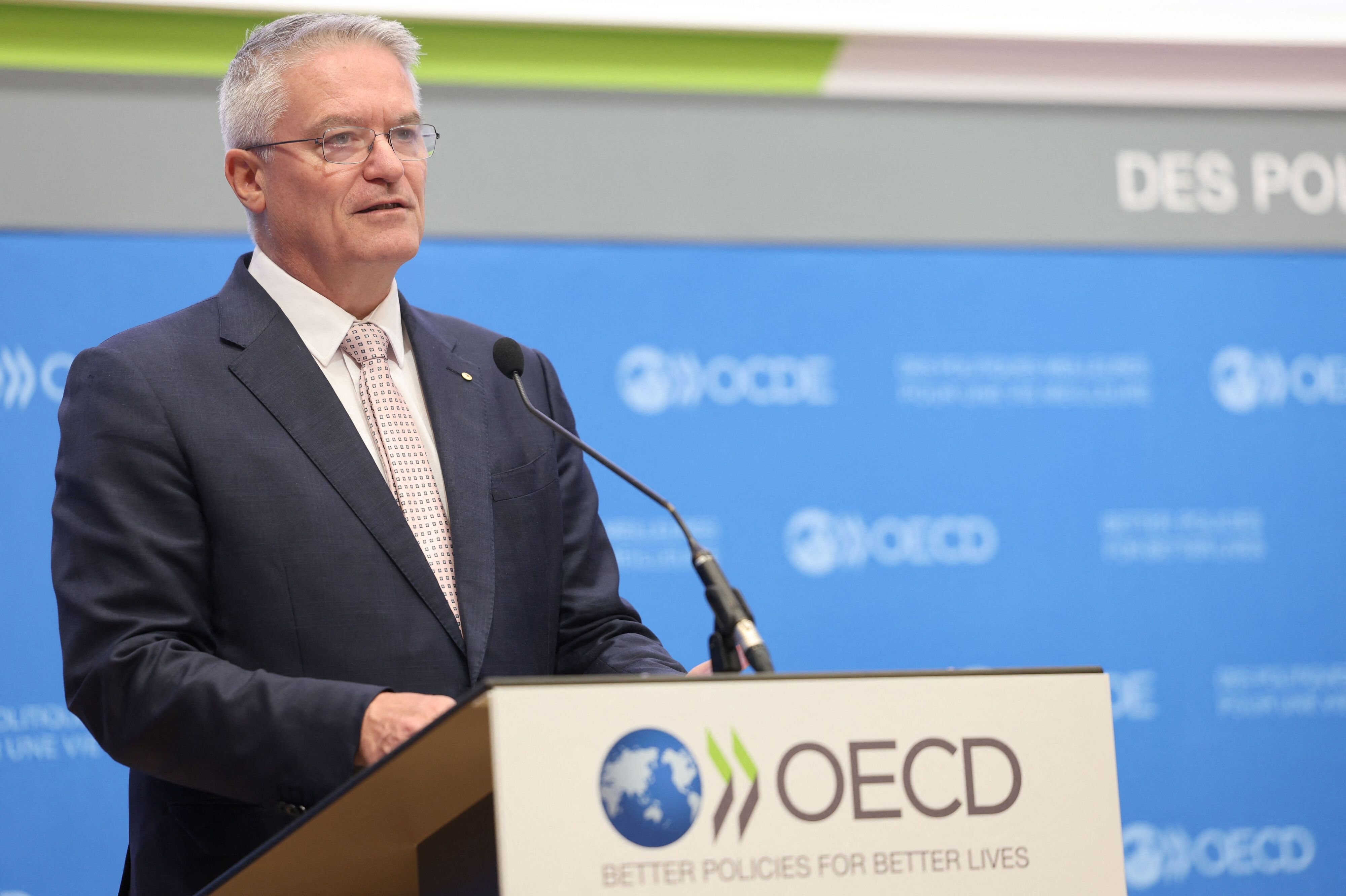 OECD's generalsekretær, Mathias Cormann, præsenterer organisationens nyeste prognose for verdensøkonomien. Her fremgår det, at den globale vækst har vist sig at være modstandsdygtig.