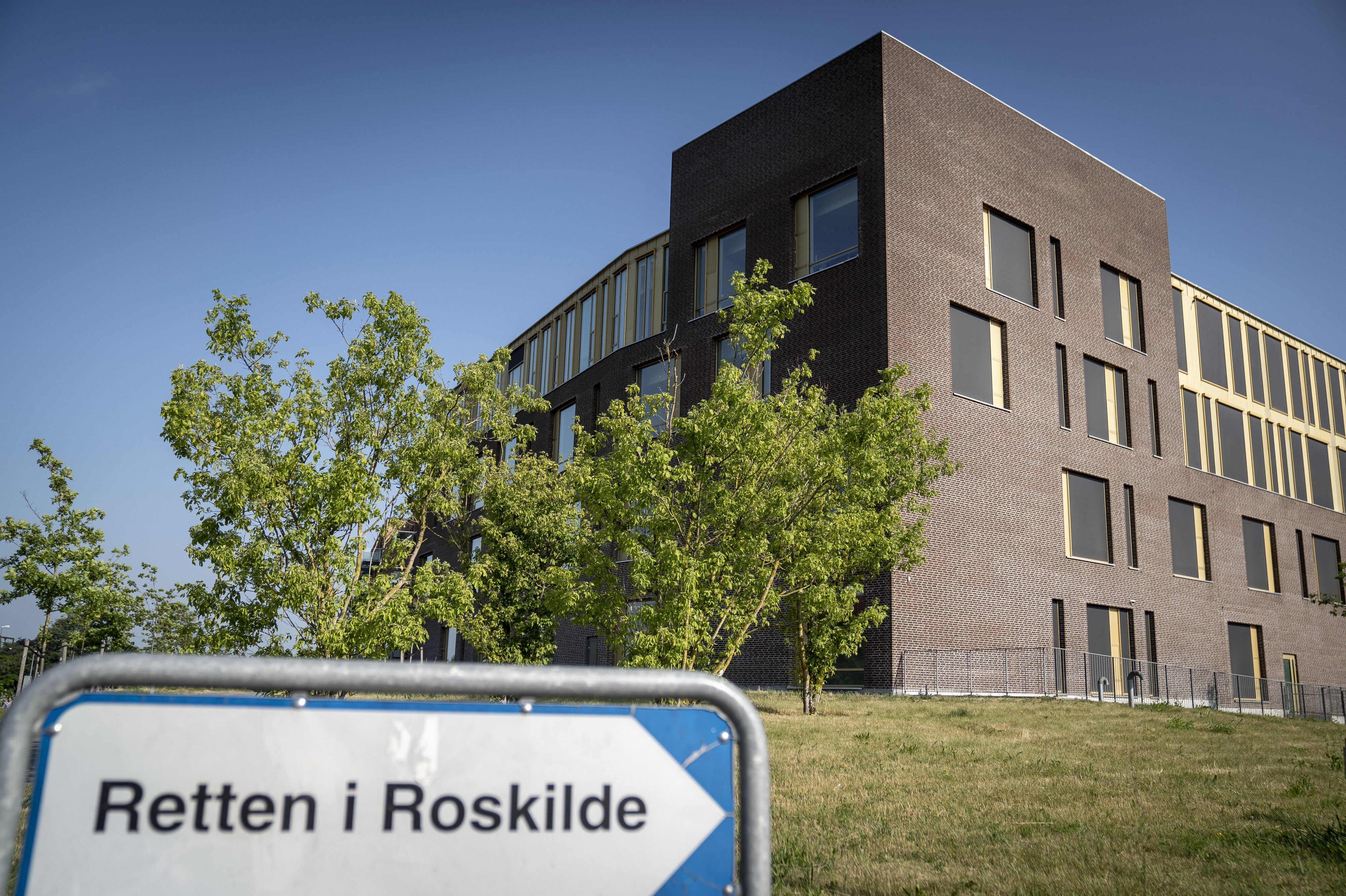 Retten i Roskilde har onsdag taget hul på en stor straffesag om seksuelle overgreb. Der er 43 forurettede i alderen 12-18 år. (Arkivfoto).