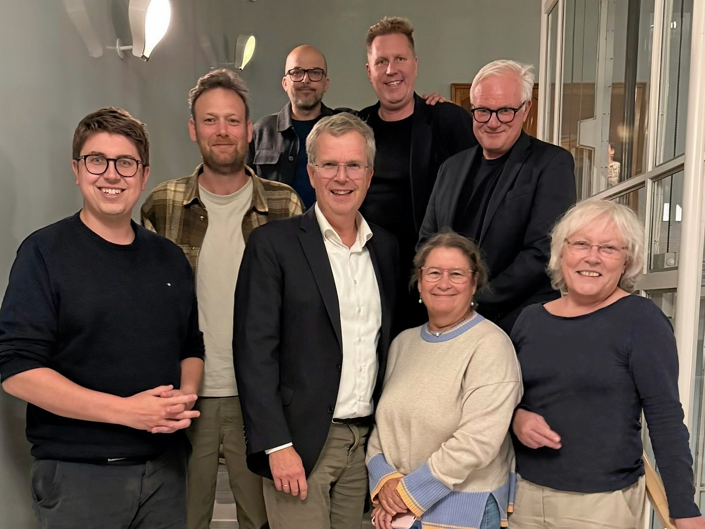 Budgetforliget for 2027-2030 er på plads. Aftalen blev indgået sent tirsdag aften. Her er det Christoffer Buster Reinhardt (K), Christoffer Emil Jexen (EL), Khaled Mustapha (Lokallisten), fungerende borgmester Court Møller (R), Lars Høyer Holmqvist (LA), Anette Maj Billesbølle (S), Jens Kloppenborg (V) og Dorte Nørbo (SF).