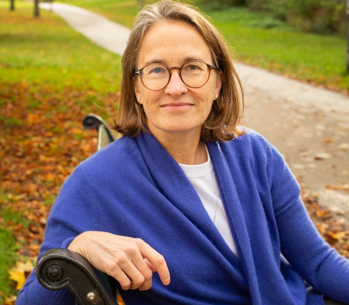 Lene Holm Larsen giver et psykologisk indblik i sorgprocessen og forklarer, hvordan man kan finde fodfæste, glæde og mening i livet igen, selv efter et svært tab.