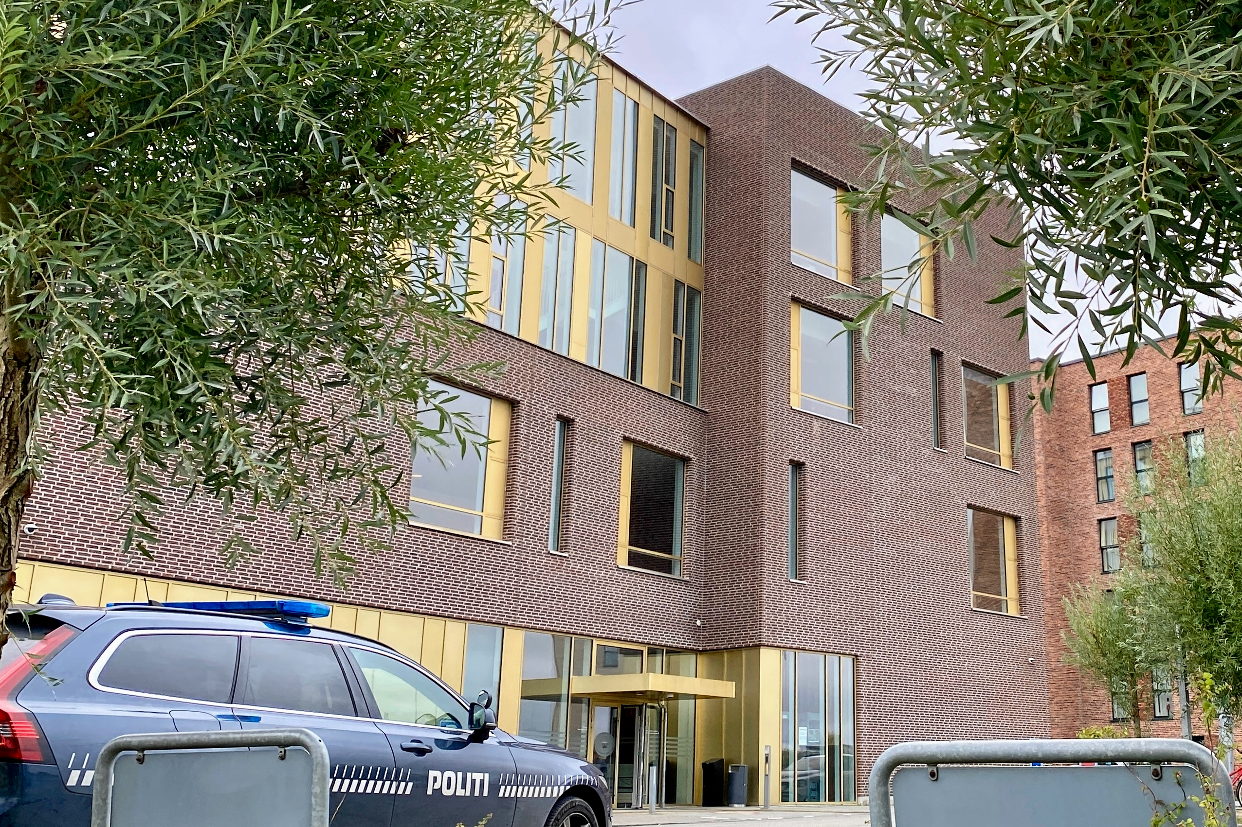 Retten i Roskilde har taget hul på en sag om grooming og sextortion mod 43 unge piger.