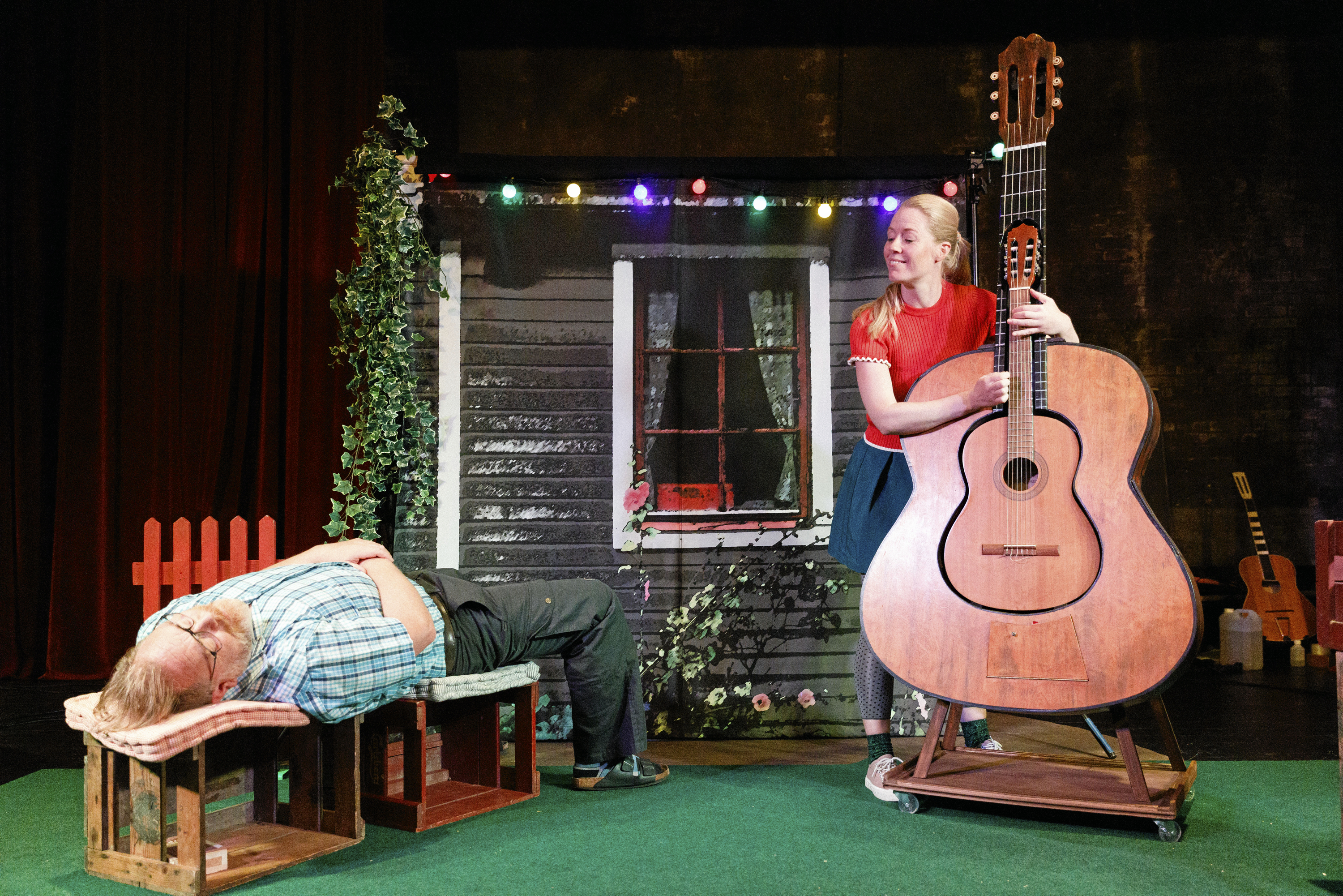 'Min Farfars Guitar' med Parkteatret kan du opleve på Grønnegades Kulturcenter.
