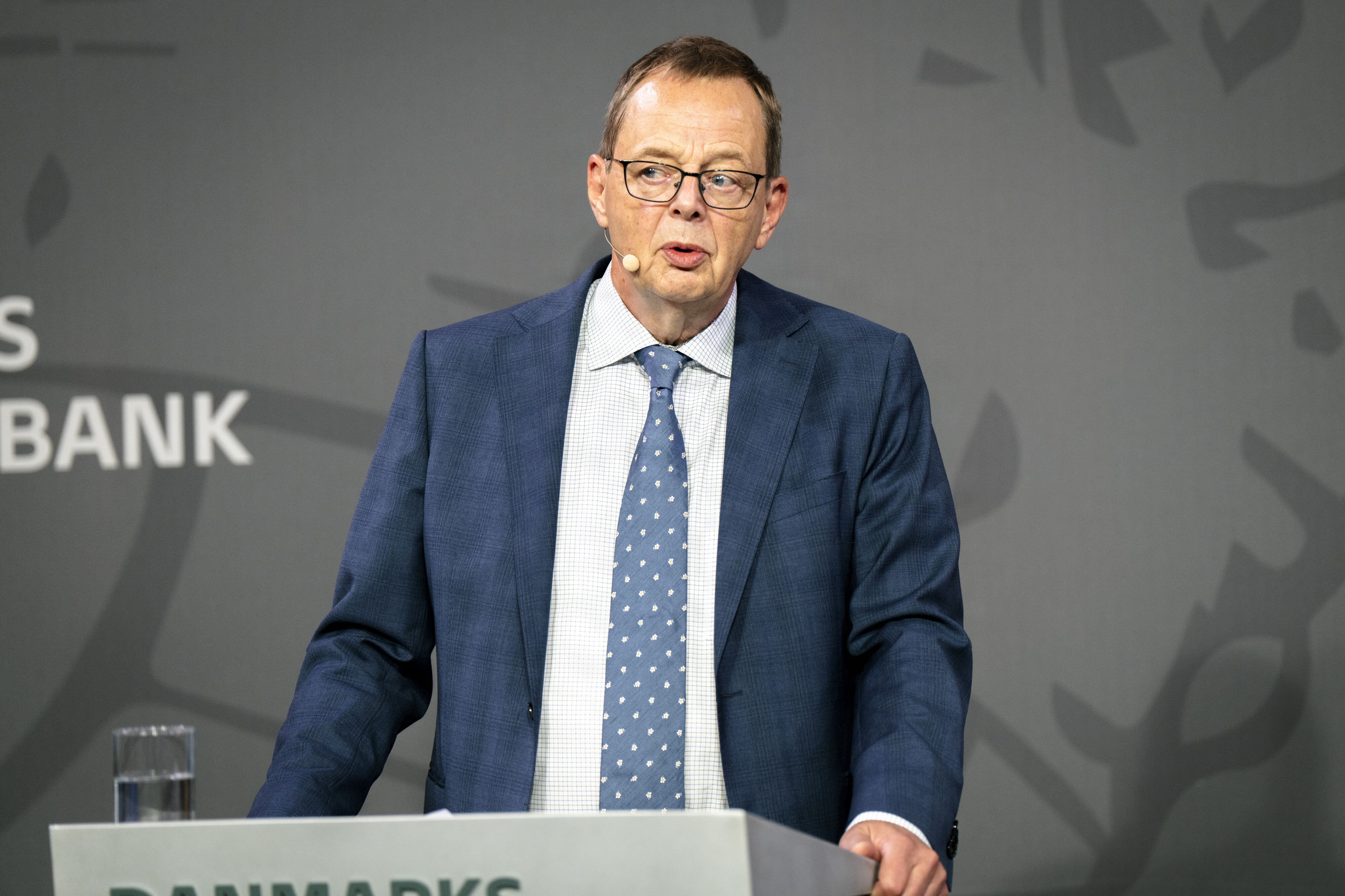 I forbindelse med den kommende finanslov opfordrer nationalbankdirektør Christian Kettel Thomsen regeringen til ikke at skubbe mere til efterspørgslen end allerede planlagt.