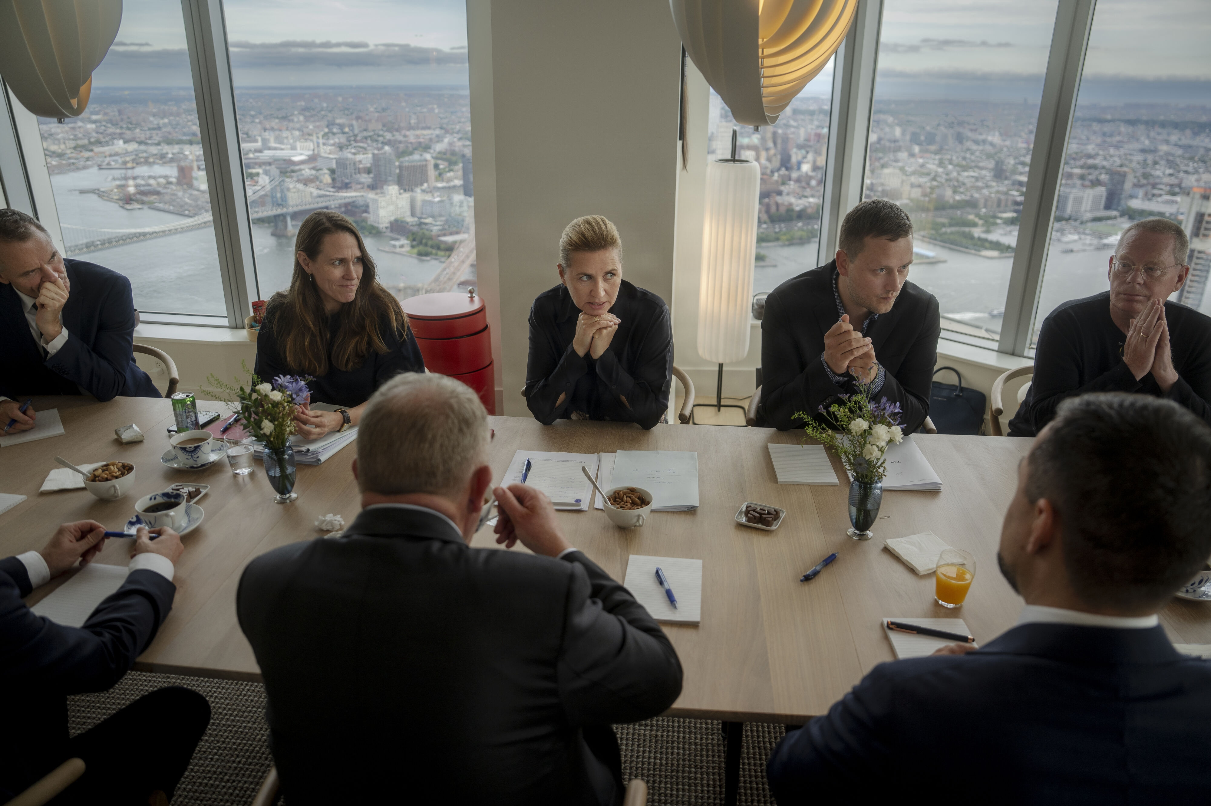 Statsminister Mette Frederiksen (S), udenrigsminister Lars Løkke Rasmussen (M), Grønlands regeringsleder, Jens-Frederik Nielsen, og ministeren for udenrigsanliggender i Grønland, Mute B. Egede, var mandag samlet til et møde om forsvarsaftalen for Grønland, inden den blev underskrevet med den amerikanske præsident, Donald Trump, dagen efter i New York.