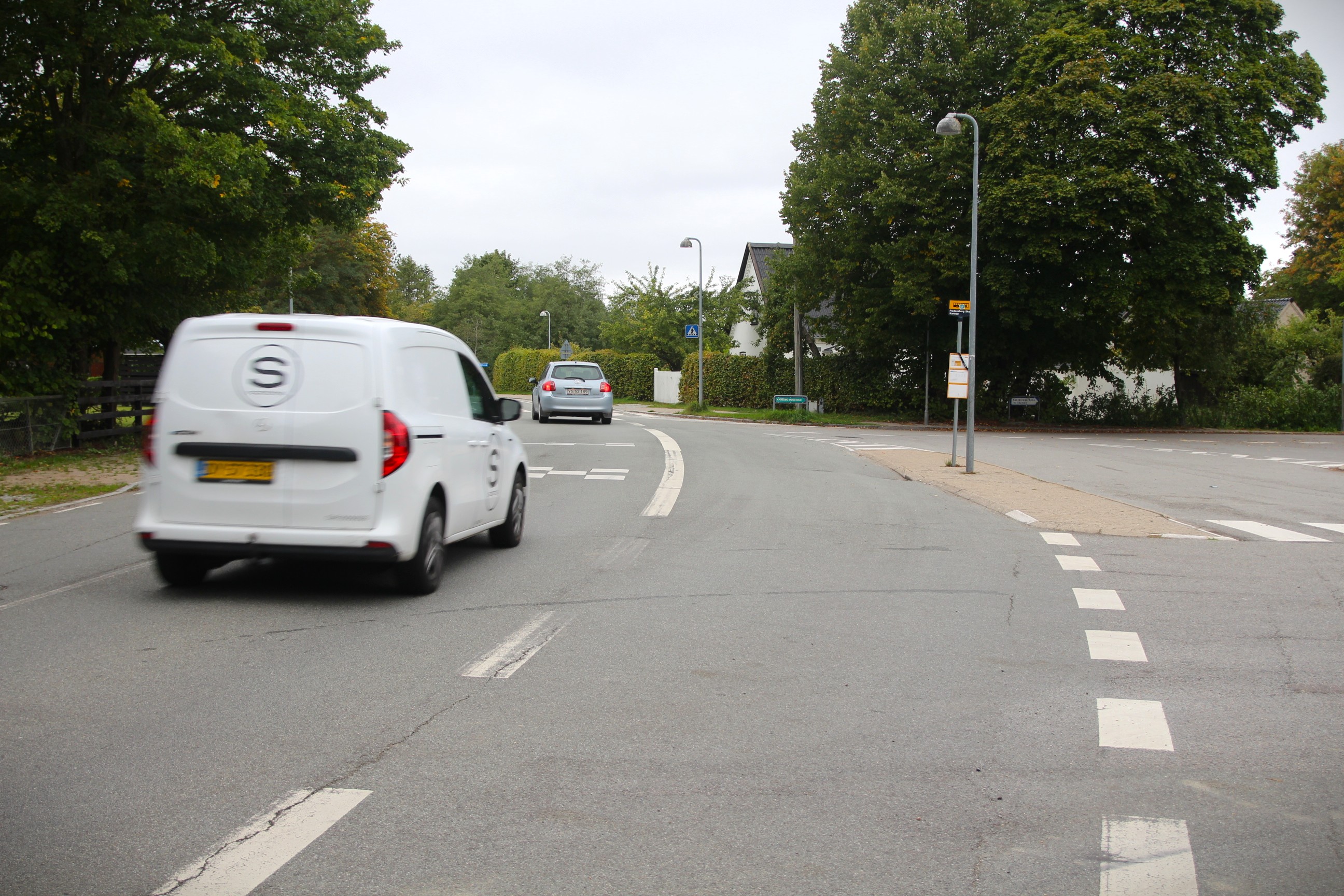 Der skal anlægges en ny cykelsti i Karlebo - og trafikanter, der skal gennem byen, skal derfor forberede sig på længere rejsetid det næste halve års tid.