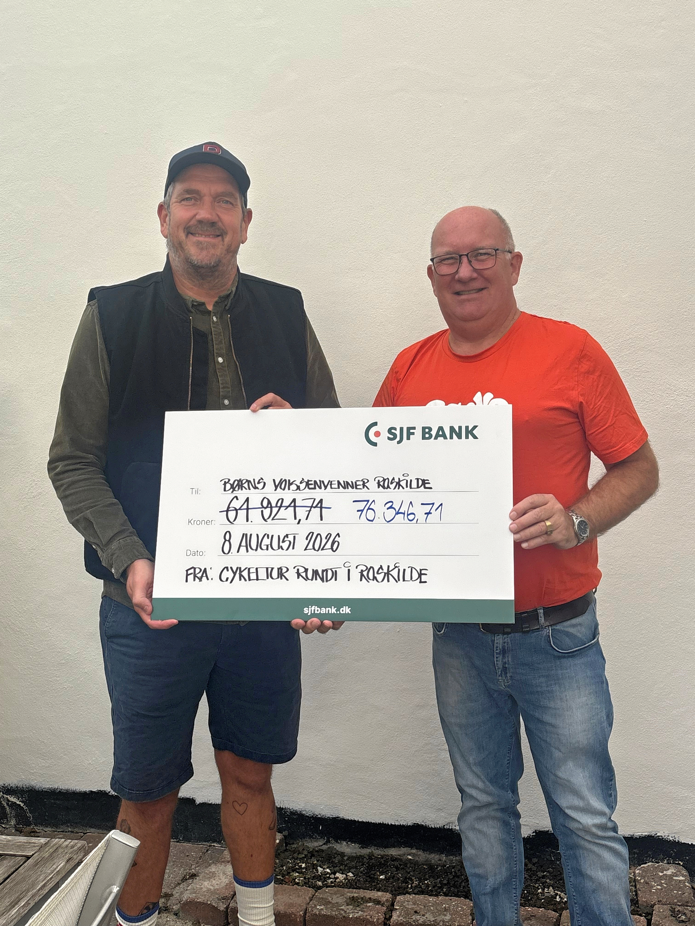 Arrangør Thomas Fuchs Jensen overrakte donationen til Jesper Kejlhof, formand for Børns Voksenvenner Roskilde.