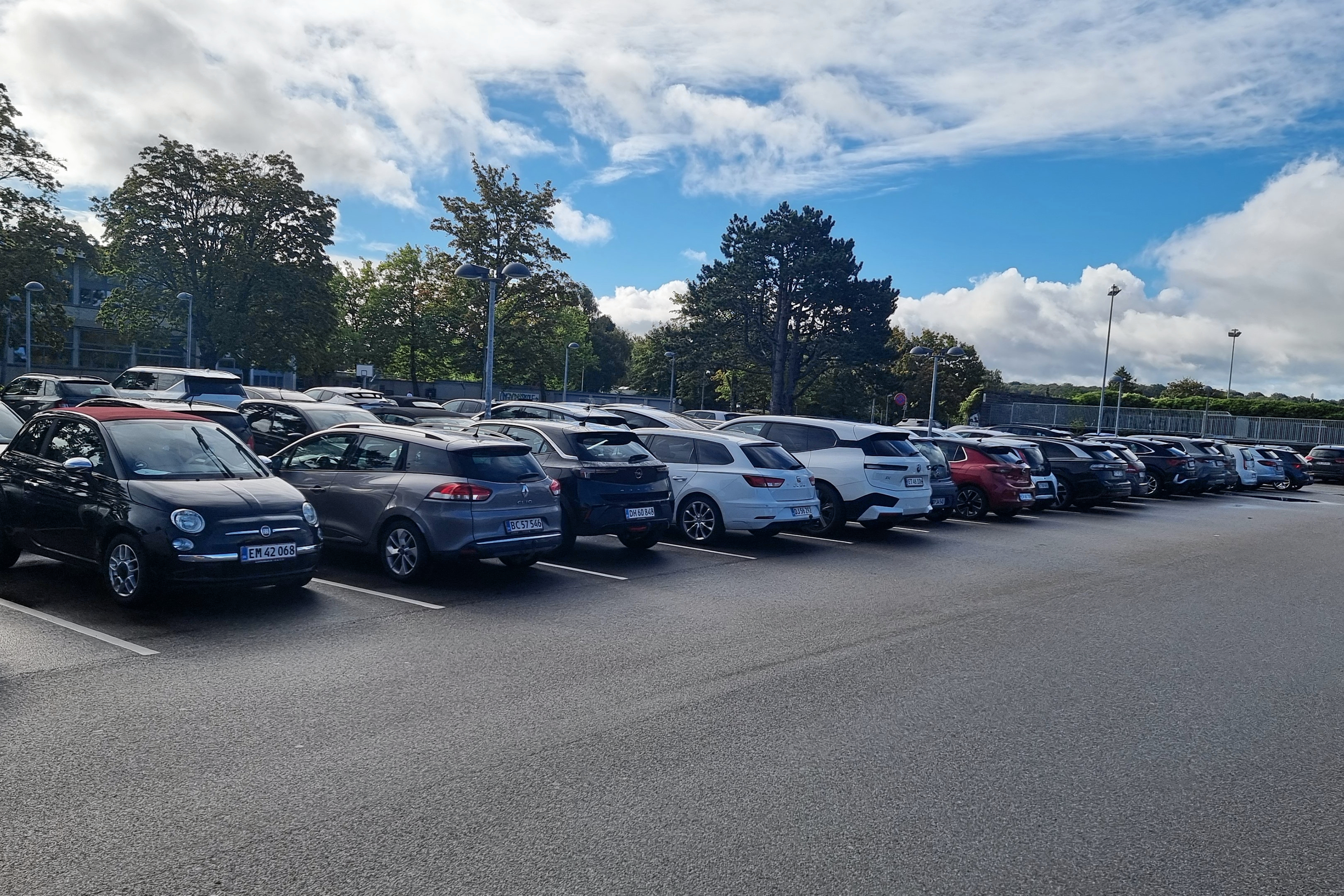 Der er trængsel på parkeringspladsen foran Hørsholmhallen, og en læser har andre steder i idrætsparken spottet mange ulovlige parkeringer..