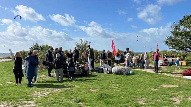 Omkring 70 frivillige tog arbejdshandskerne på og indsamlede skrald og affald søndag formiddag