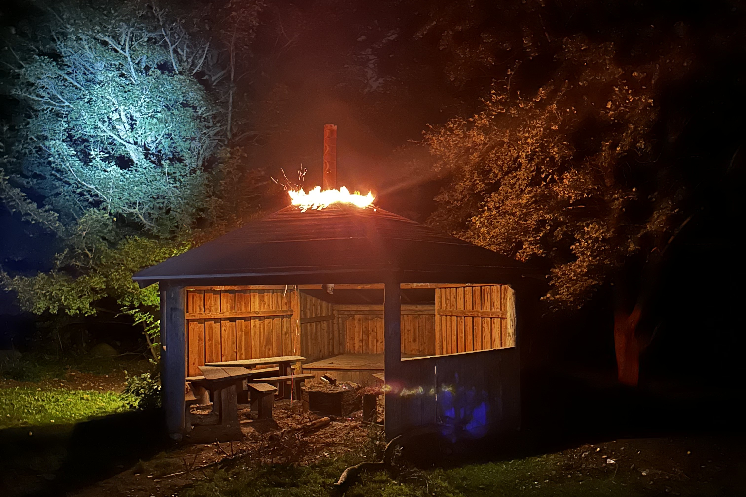 Sådan så der ud da brandvæsnet ankom til bålhytten i Viby onsdag aften.