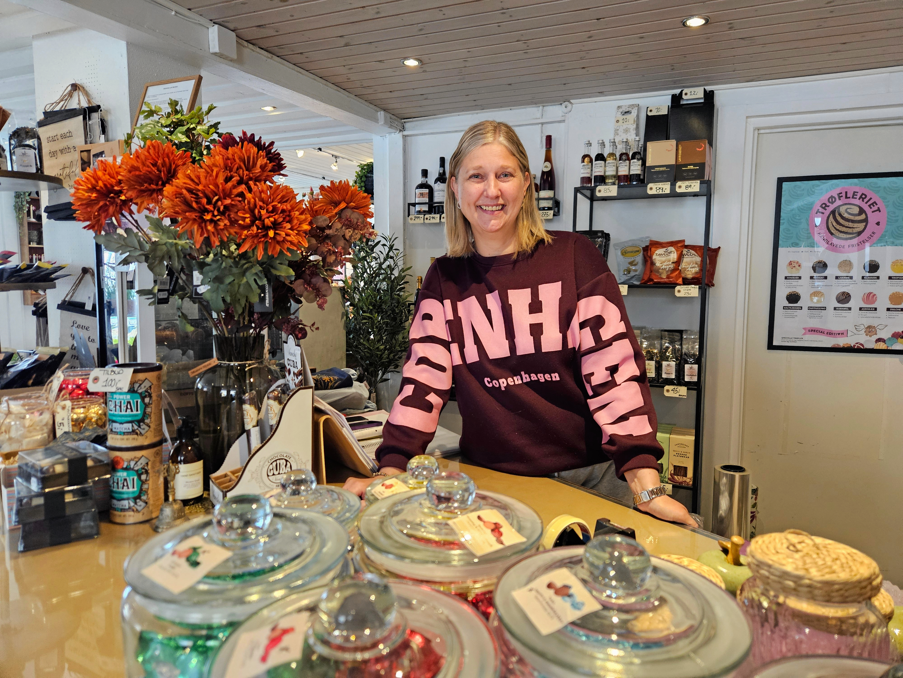Maiken Bjørch Hansen åbnede livsstilsbutikken Mosters Hylde på Algade i Store Heddinge den 4. oktober 2025. Nu fejrer butikken et års fødselsdag med en fødselsdagsuge i uge 40 2026.