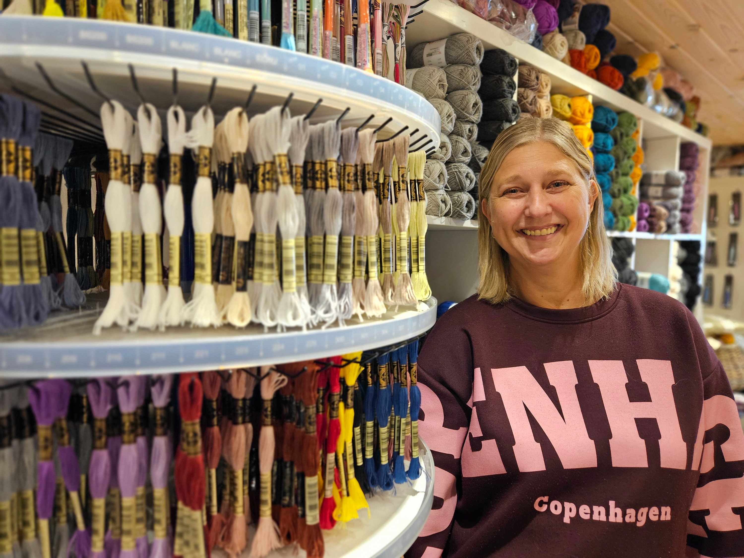Maiken Bjørch Hansen åbnede livsstilsbutikken Mosters Hylde på Algade i Store Heddinge den 4. oktober 2025. Nu fejrer butikken et-års fødselsdag med en fødselsdagsuge i uge 40.
