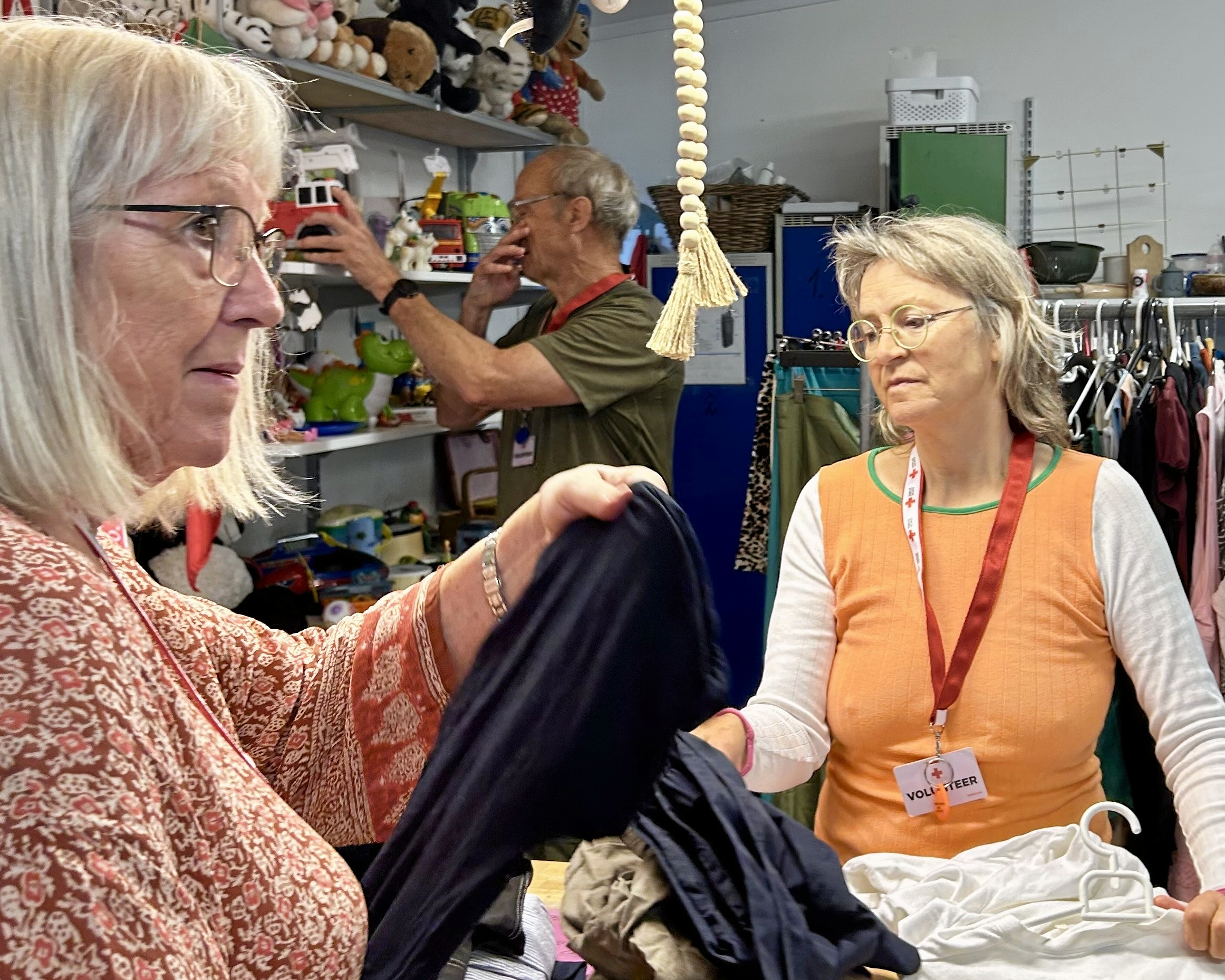 Ellis Andersen (i front) er en af de frivillige, der har travlt i Sandholmlejrens genbrugsbutik