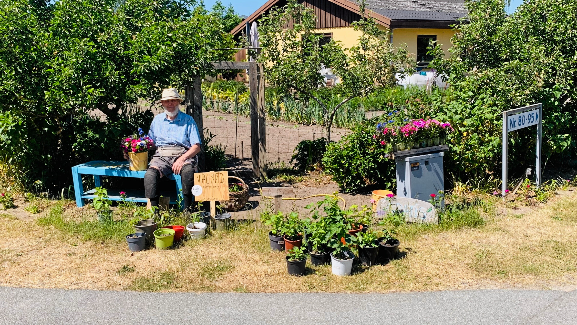 Erik Knudsen dyrkede ikke kun blomster og grøntsager. Gennem et langt liv som gartner, frivillig ildsjæl og menneskeven satte Erik "Knuds" Knudsen varige spor i mennesker omkring sig. Nu er den folkekære Vellerup-beboer gået bort.