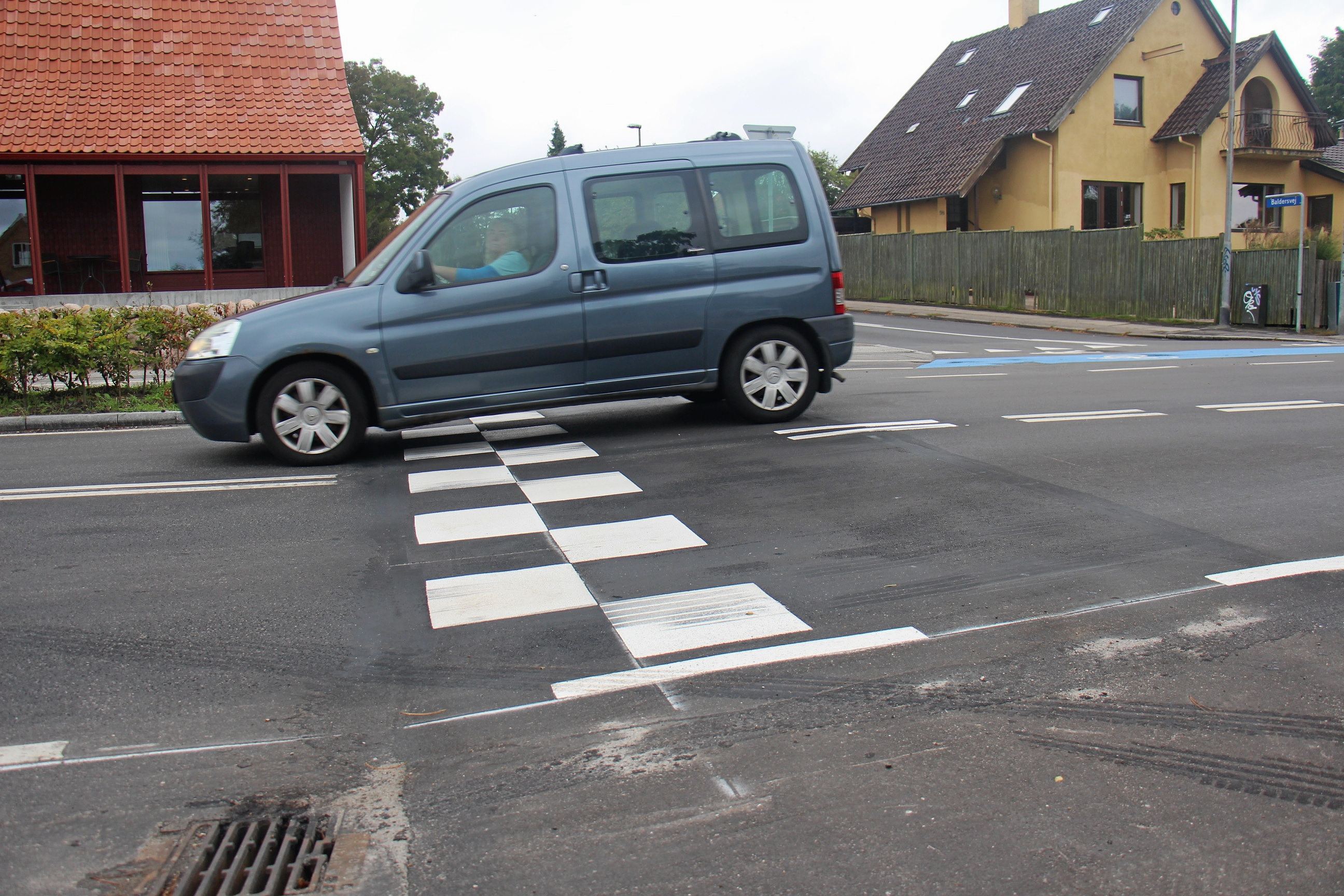 Farveforskellen i asfalten afslører, at der allerede én gang er lavet ændringer på bumpet, men mange bilister synes stadig, det ikke er lavet godt nok.