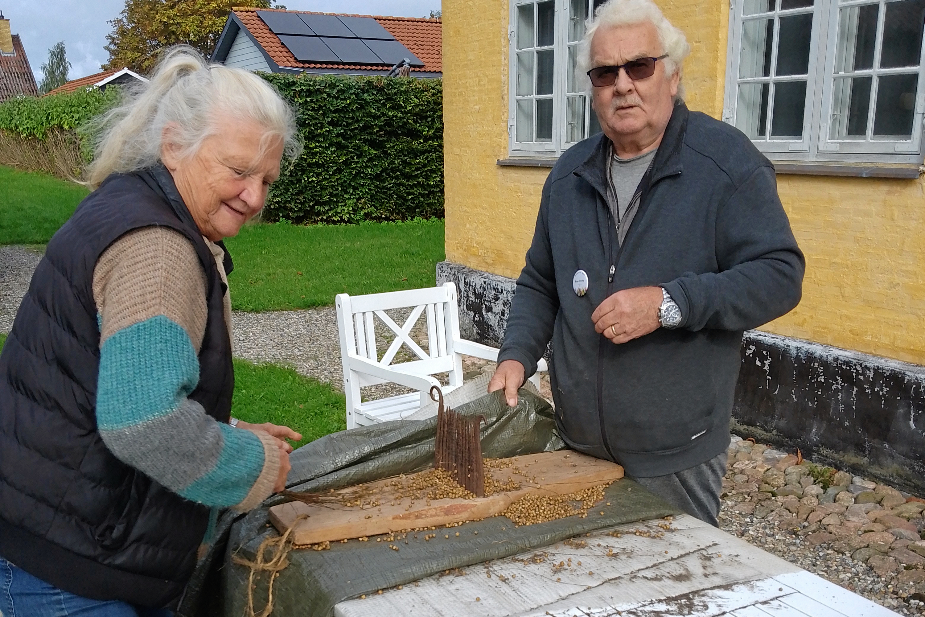 Gurli Lundgaard og Søren Sørensen er her i gang med at knevle.