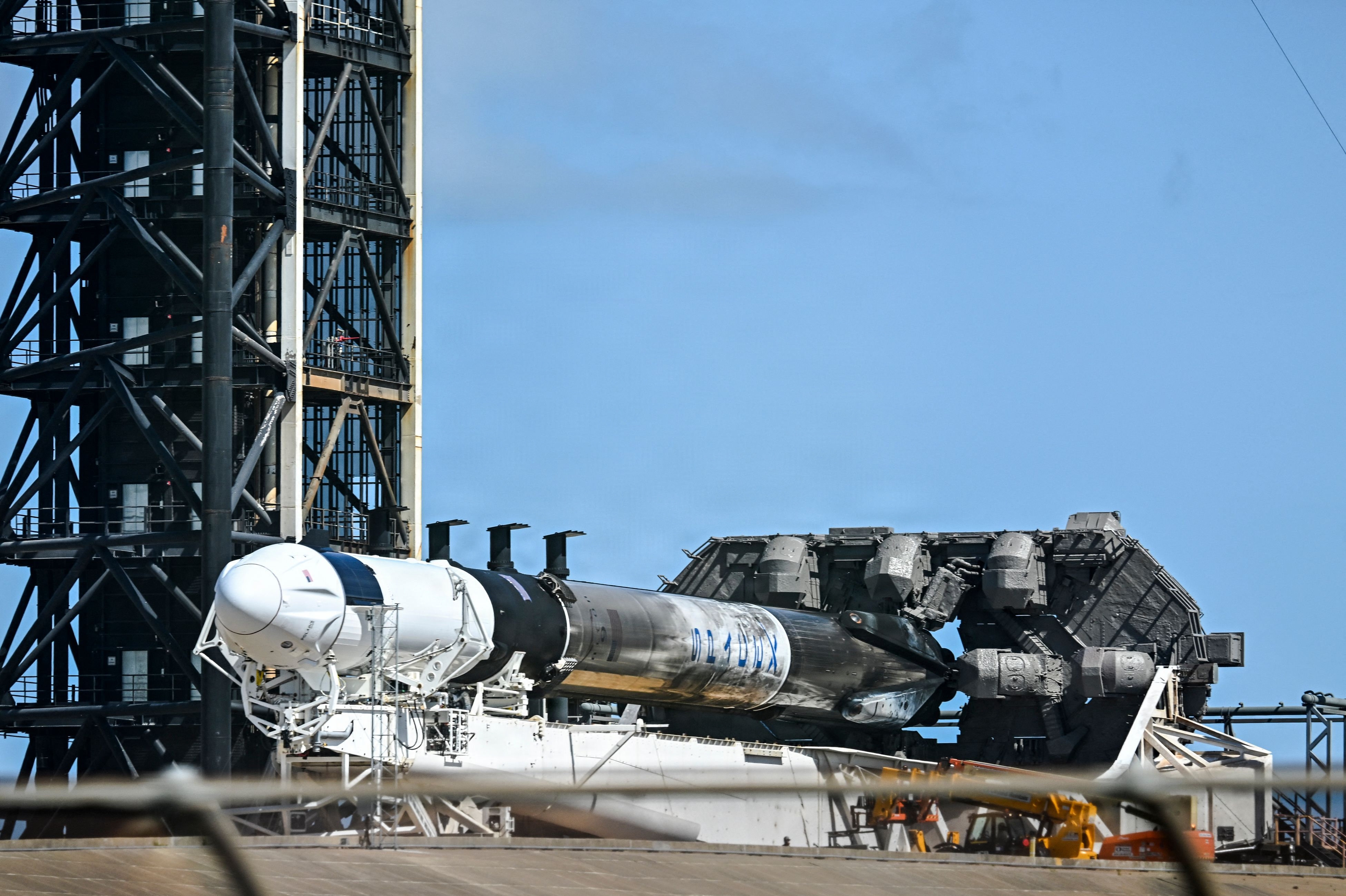 Testsatellitten skal efter planen med om bord på en Falcon 9-raket fra SpaceX, der ses tilsvarende her på billedet. (Arkivfoto).