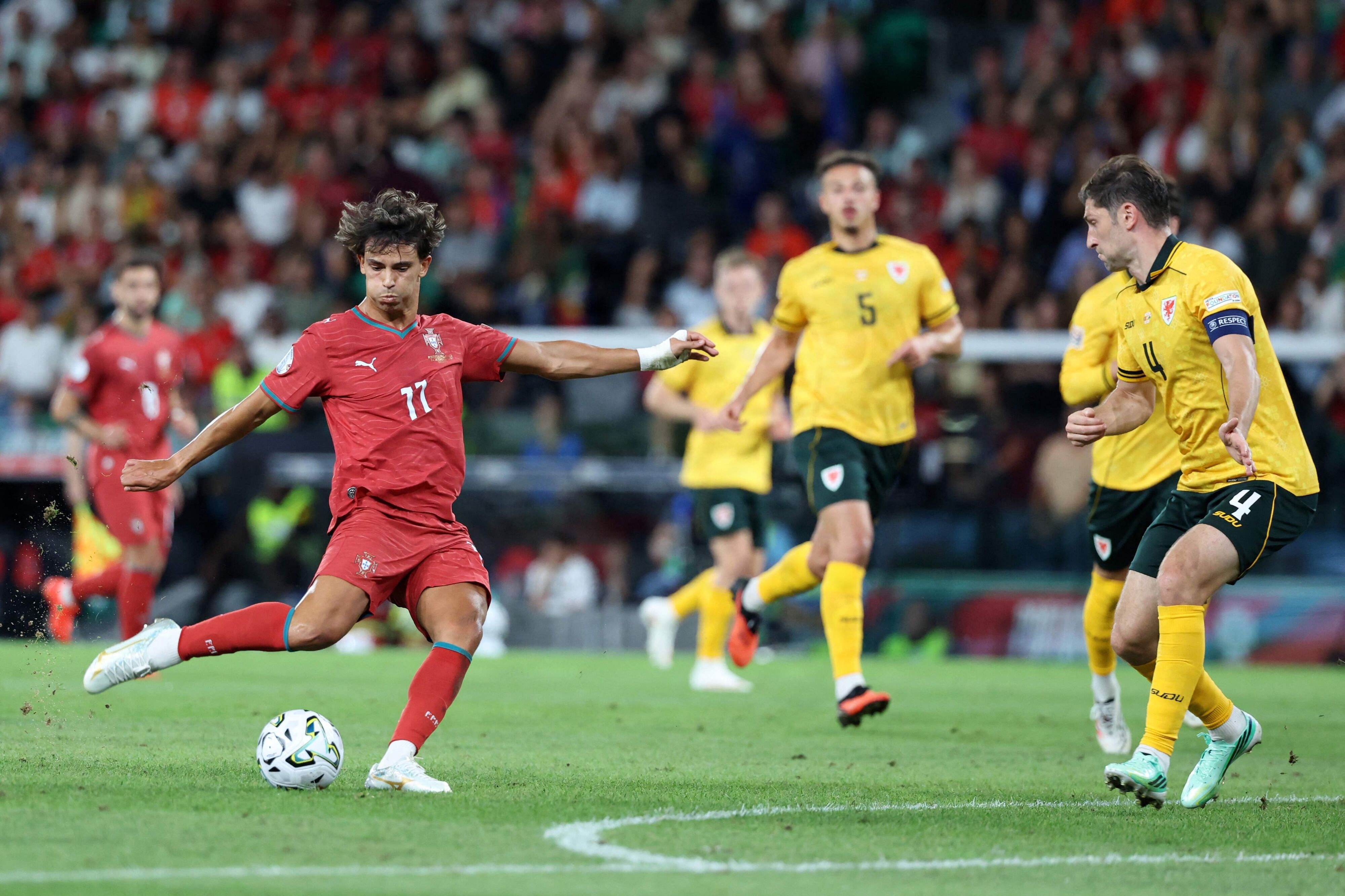 Joao Felix sparker Portugal på 1-0 midt i første halvleg.