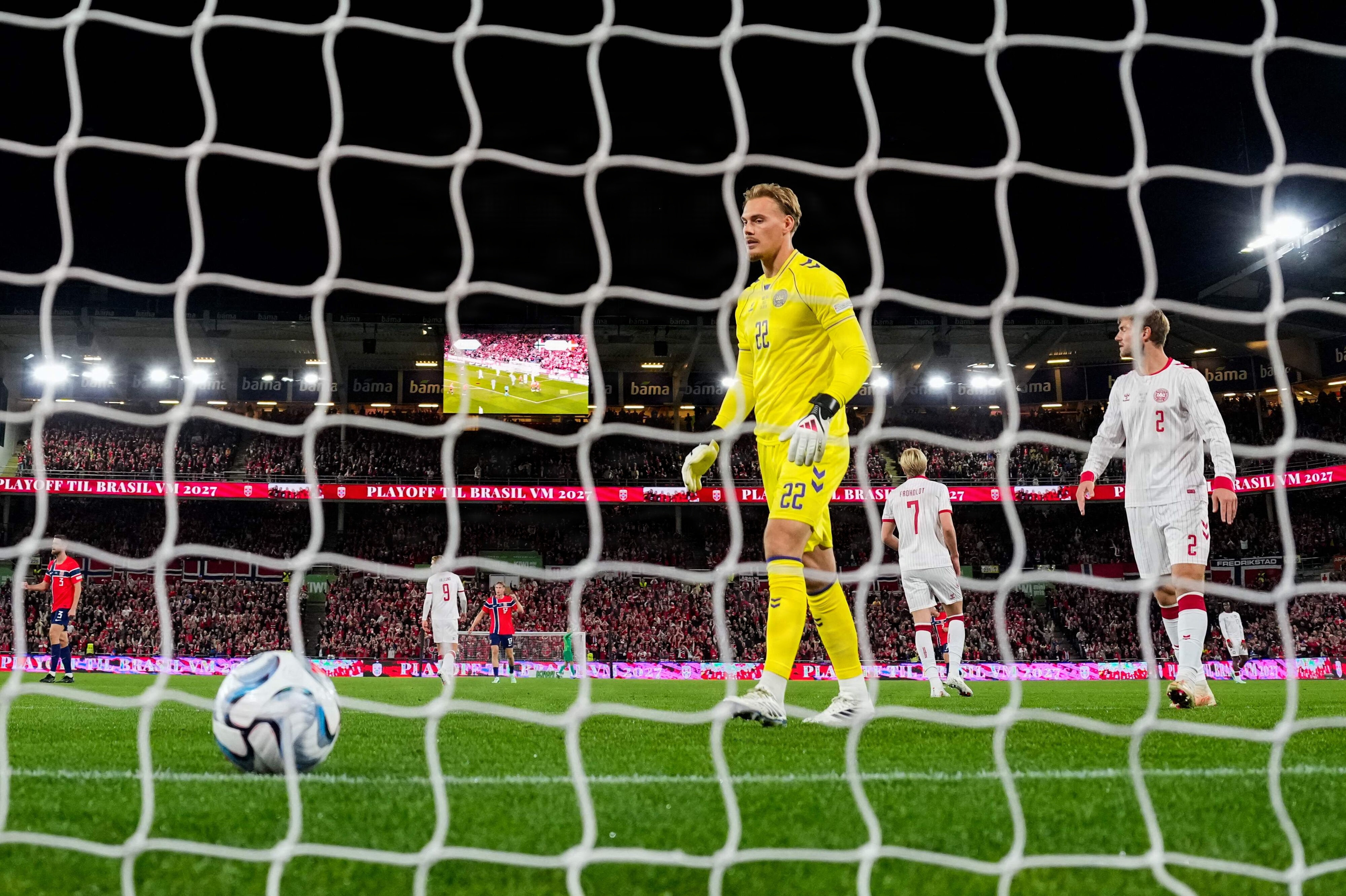 Filip Jørgensen slap tre mål ind i sin først tællende kamp for Danmark.