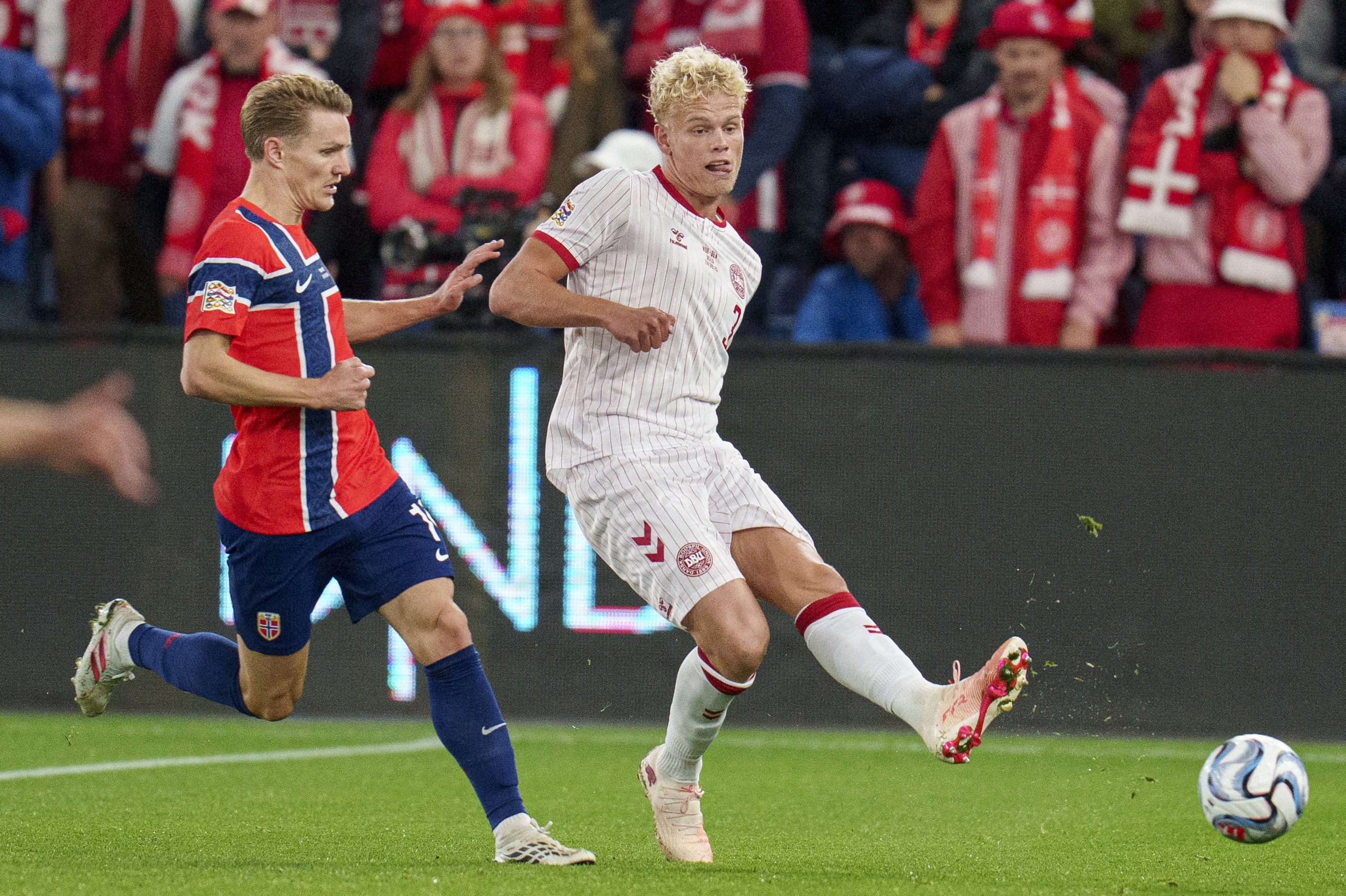 Oliver Provstgaard er her i duel med Norges playmaker Martin Ødegaard.