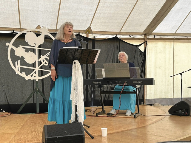 Dorte Birch underholder sammen med sin akkompagnatør gennem mange år, Helle Juul Sørensen.