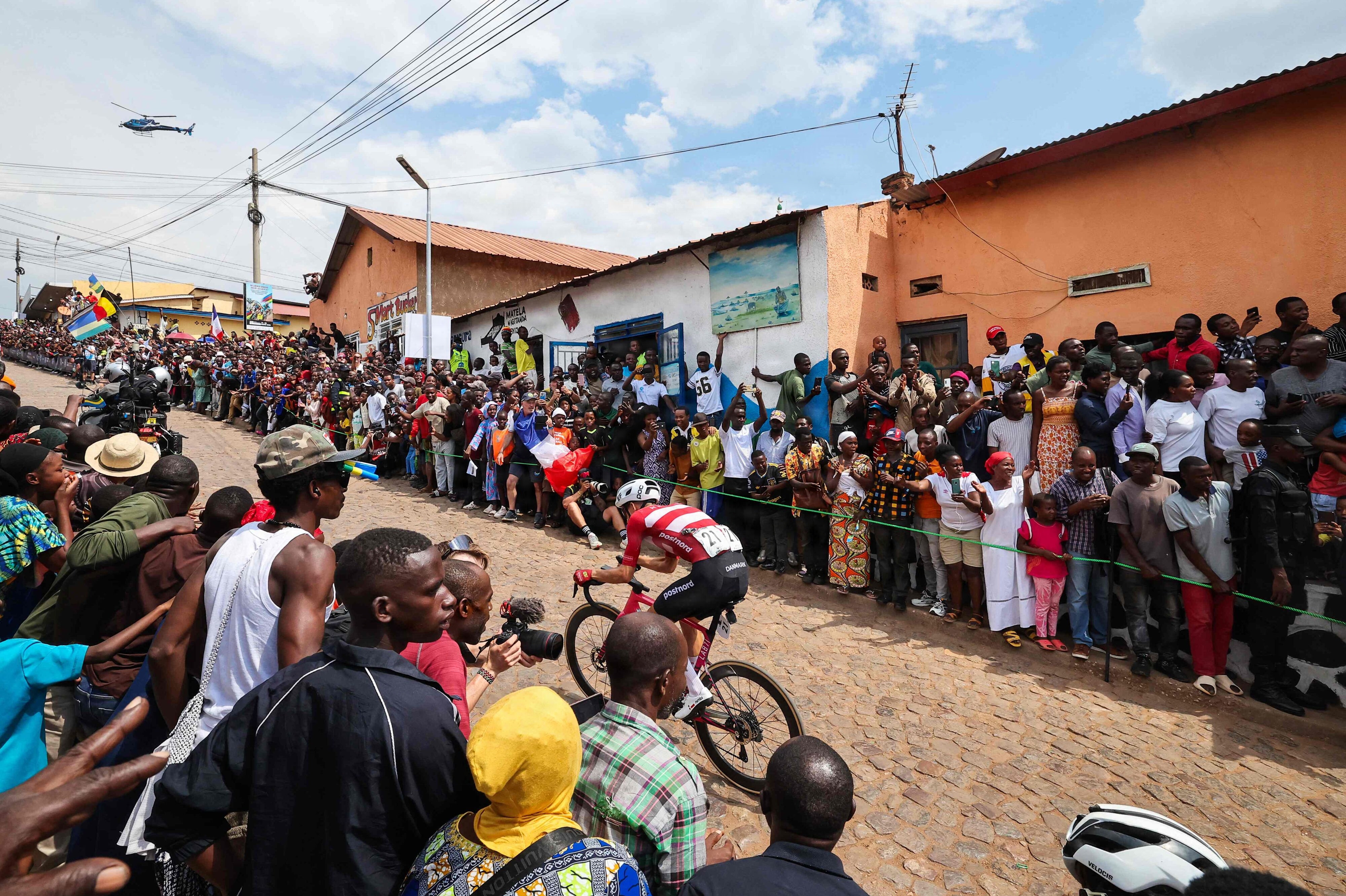 29-årige Mikkel Honoré er efterhånden en garvet VM-rytter. Her kæmper han sig op ad en stigning ved sidste års VM i Rwandas hovedstad, Kigali. (Arkivfoto).