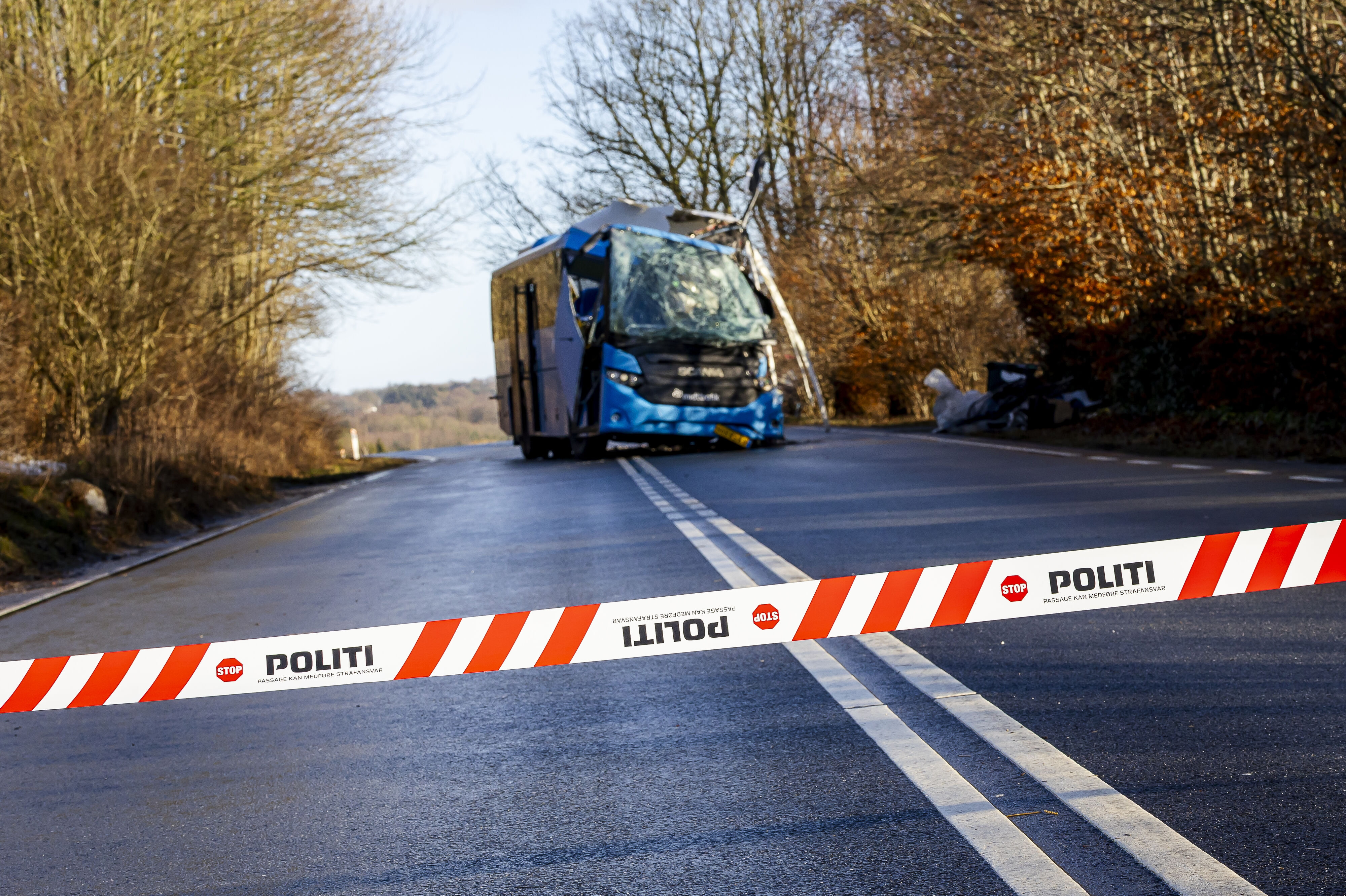 I løbet af hele sidste år blev der registreret 143 omkomne i forbindelse med trafikuheld i Danmark. På billedet ses et busuheld på Djursland fra januar i år.