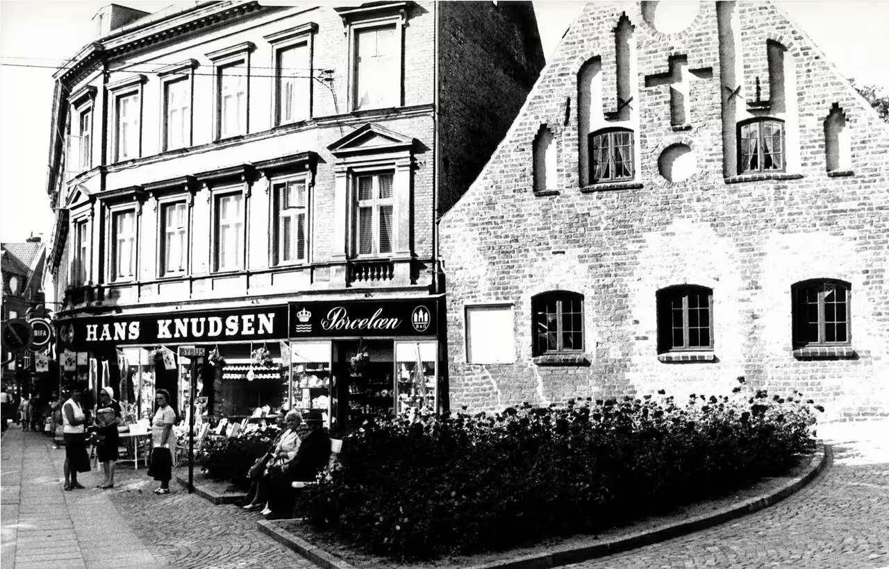 Hans Knudsens isenkræmmerbutik, da den havde sit domicil på Rosengade.