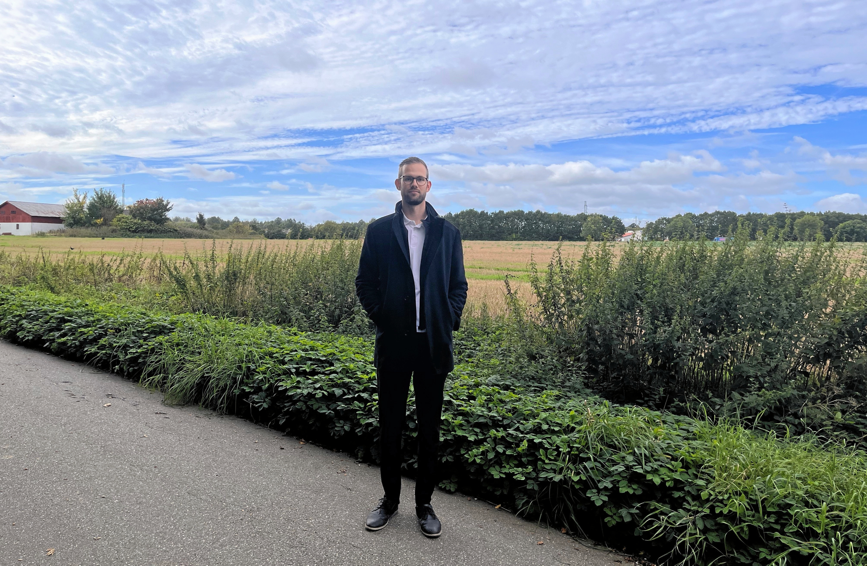 Jonas Veber Stryhn frygter at få datacentret som direkte genbo. Han og hans familie har boet i det naturskønne område siden 2019.