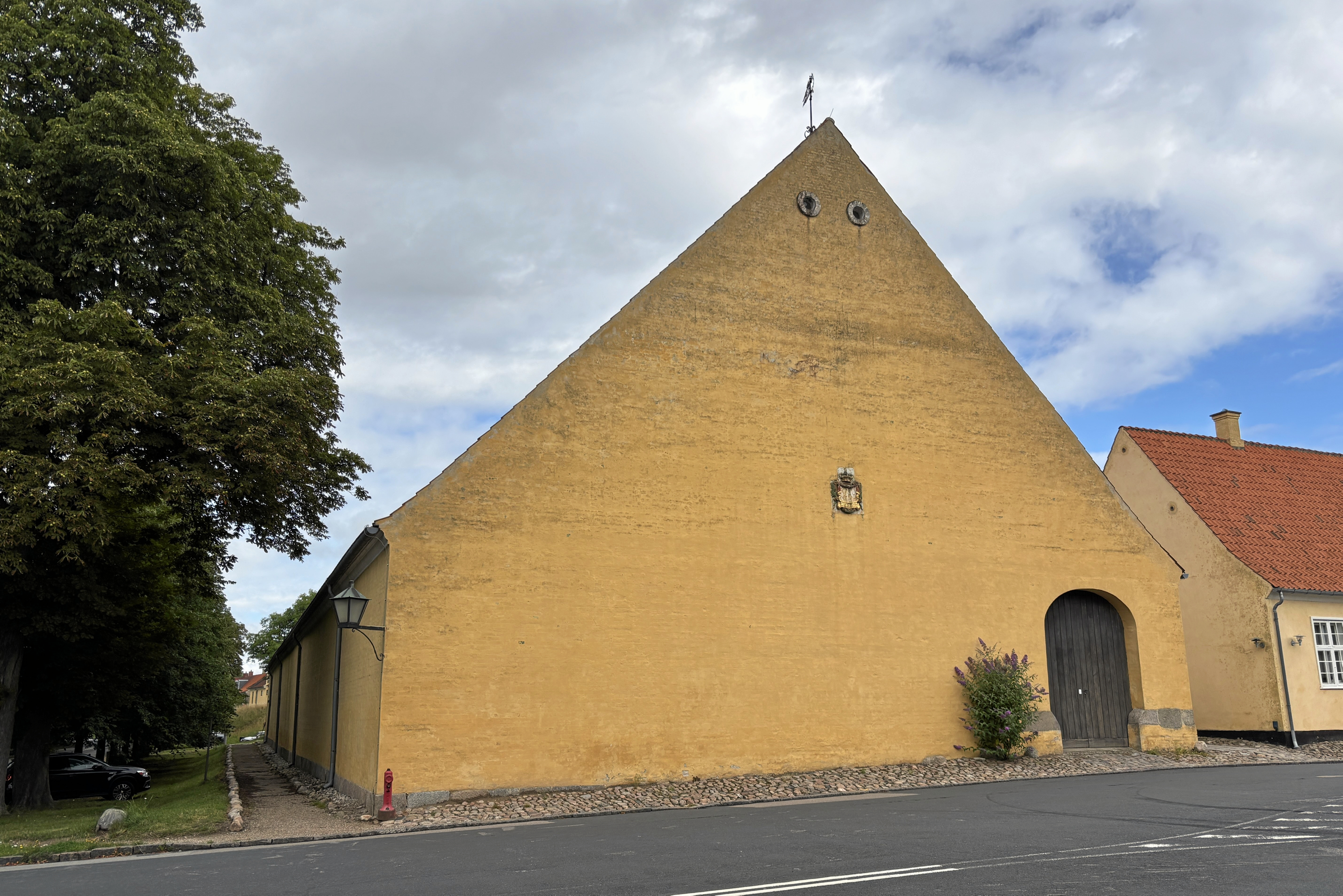 Skal der være museum eller ej i Kornladen? Det er det åbne og svære spørgsmål. Her set den fredede bygning fra Sdr. Jagtvej.
