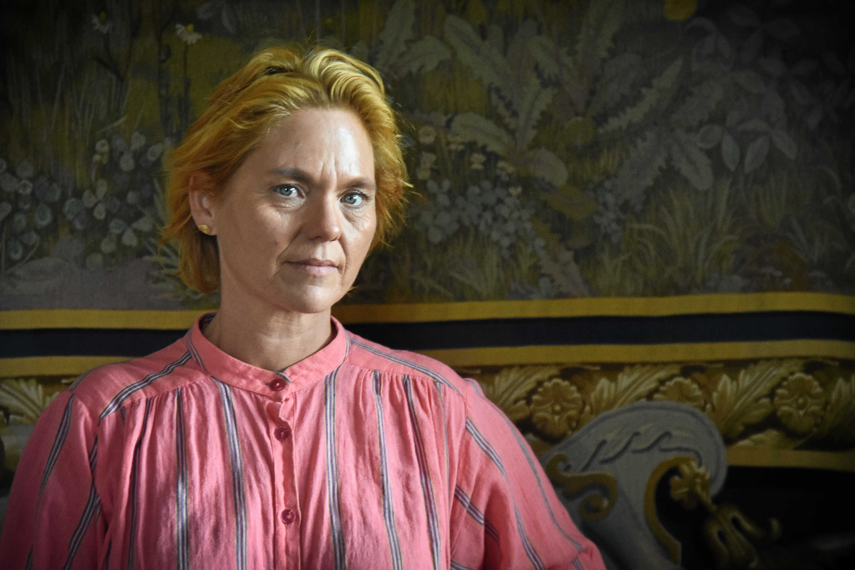 I to år har kong Frederik i forskellige former været en del af Cathrine Raben Davidsens atelier. Nu hænger hendes færdige portræt af kongen i Riddersalen på Frederiksborg Slot.