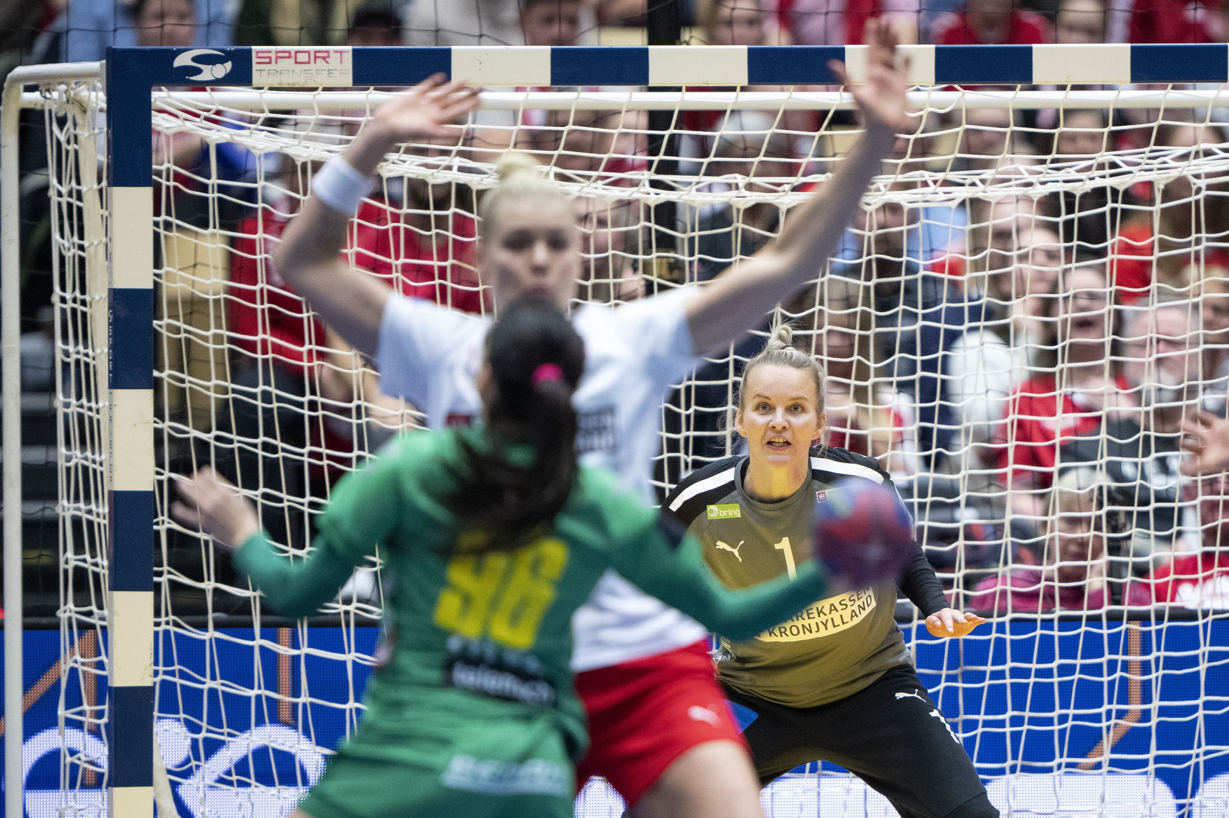 Sandra Toft (i baggrunden) og Kathrine Heindahl (hvid trøje) er begge udtaget til den trup, som i weekenden deltager i træningsturneringen EHF Euro Cup. De har spillet en lang række mesterskaber sammen, blandt andet ved VM i Herning, hvor billedet er fra.