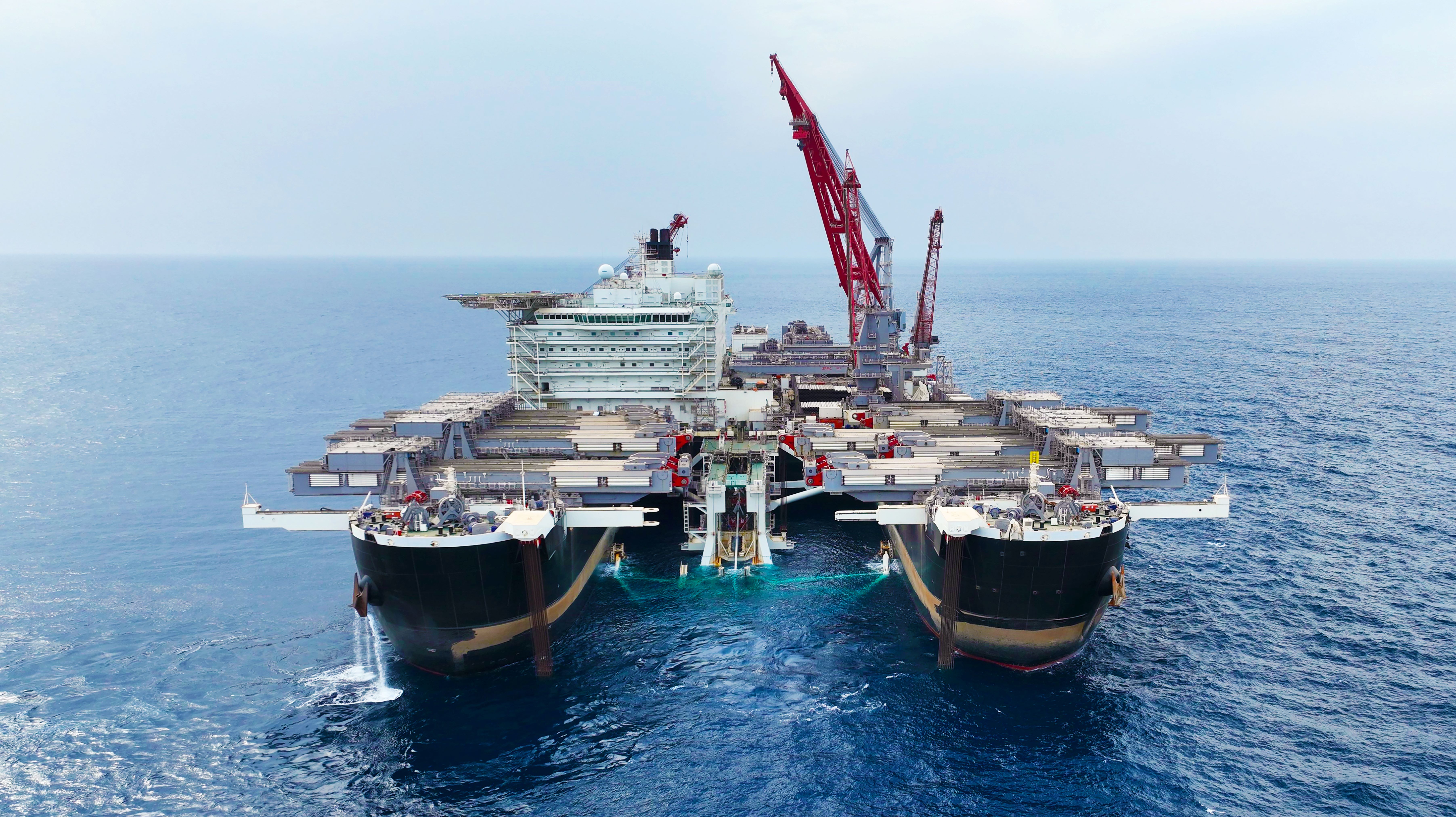 Pioneering Spirit rager 65 meter op over vandoverfladen. Derfor skal der fyldes godt med vand i ballasttankene, for at få det store skib under Storebæltsbroen.