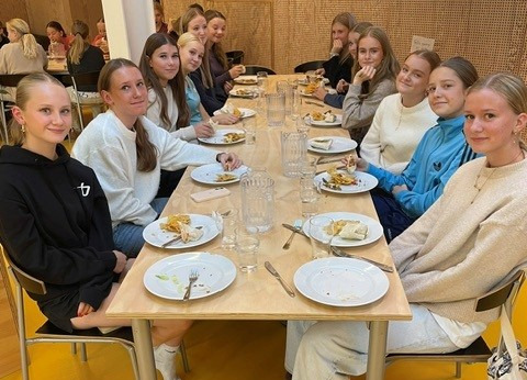 59 unge mødtes efter idrætsaktiviteter i Ringsted Sportscenter for at spise sammen.