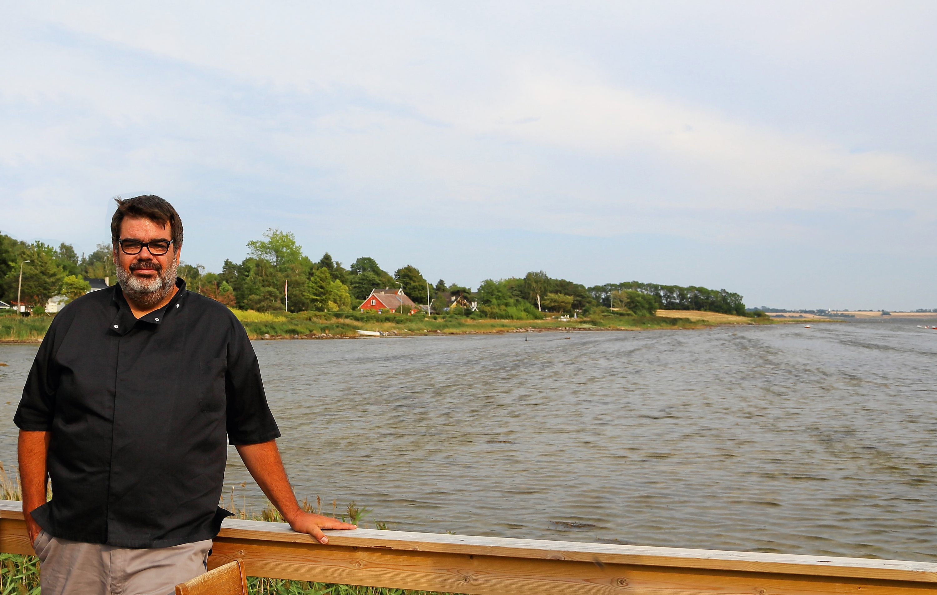 Simon Drost mener, at pakkeleverandør svigter øboere.