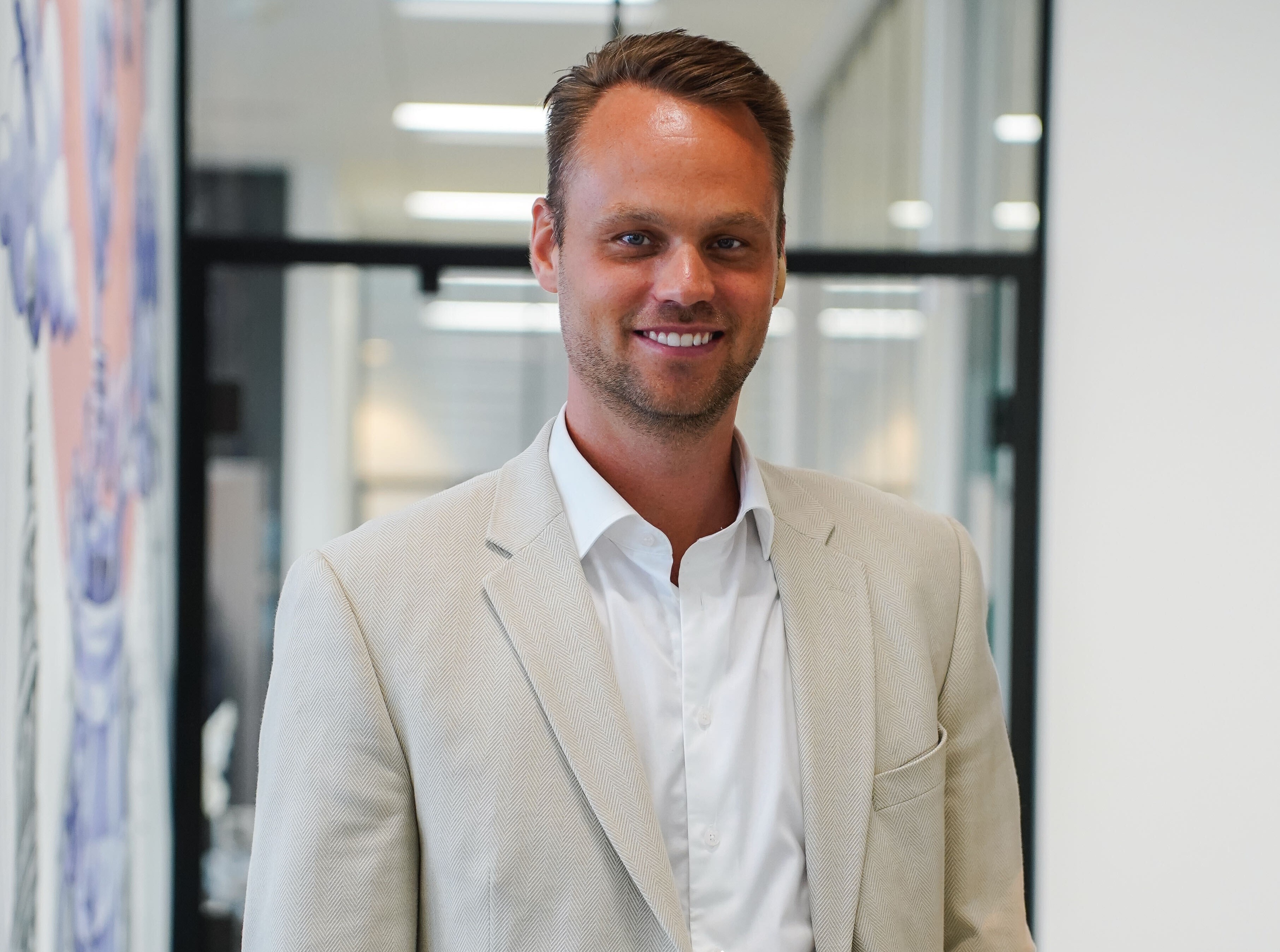 Selv om Jesper Schoelzer går i jakkesæt og holder af dyre middage er han stadig bare en provinsdreng fra Stevns.