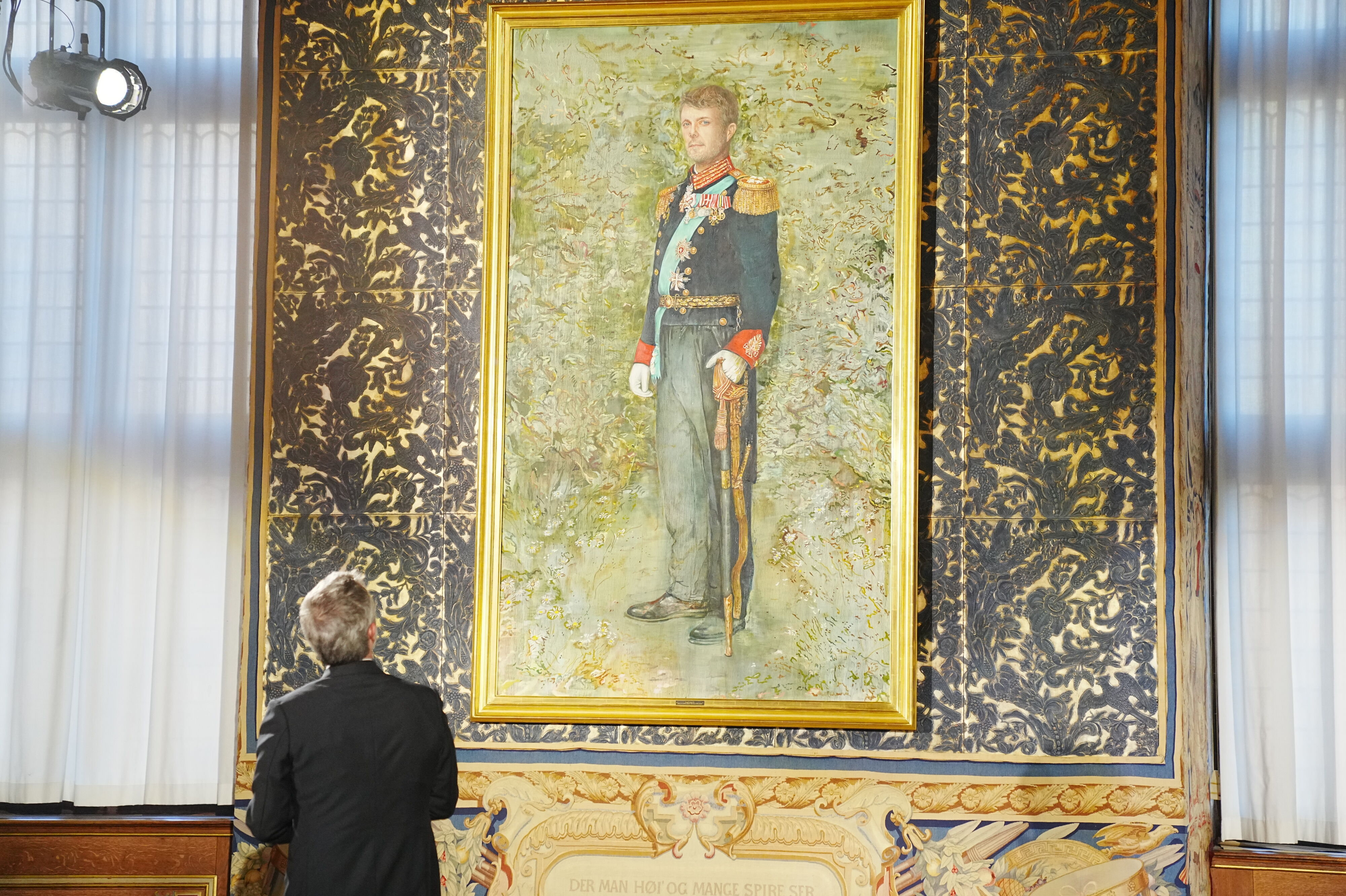 Kong Frederik hiver klædet af og afslører portrætmaleri af sig selv, som billedkunstner Cathrine Raben Davidsen står bag. Portrætmaleriet blev offentliggjort i Riddersalen på Frederiksborg fredag aften.