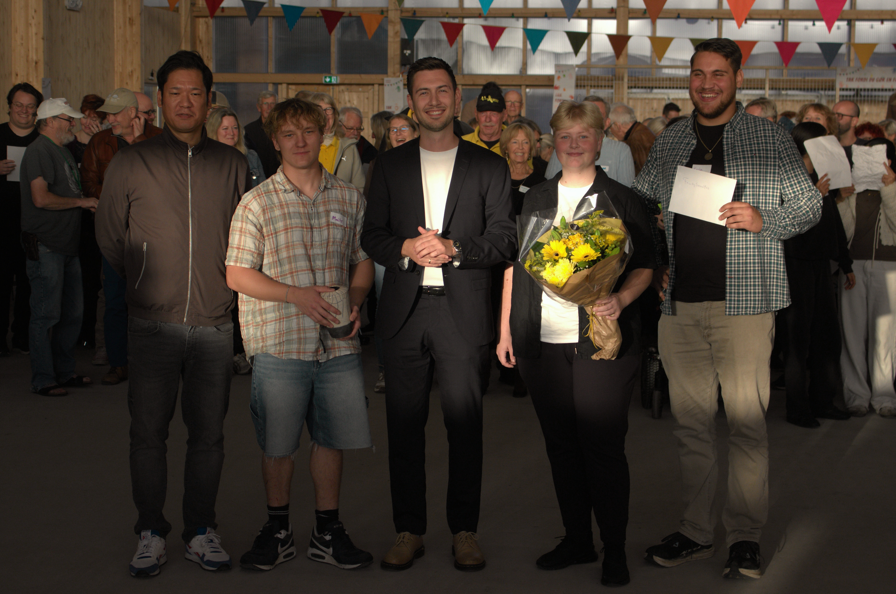 Frivilligsocialprisen blev overrakt ved Frivillig Fredag, som i år blev afholdt i det nye Street-Lab. Fra venstre er det kontaktperson for elevrettede aktiviteter på U/Nord Lars Dawa Kalsang, Malte Funk Andersen fra tømrerlinjen, borgmester Christoffer Lorenzen (K), Freja Ørbæk Madsen fra bygningsmalerlinjen og Kevin Kaaber fra tømrerlinjen. Eleverne er alle med i bestyrelsen for Elevforeningen Aktiv.