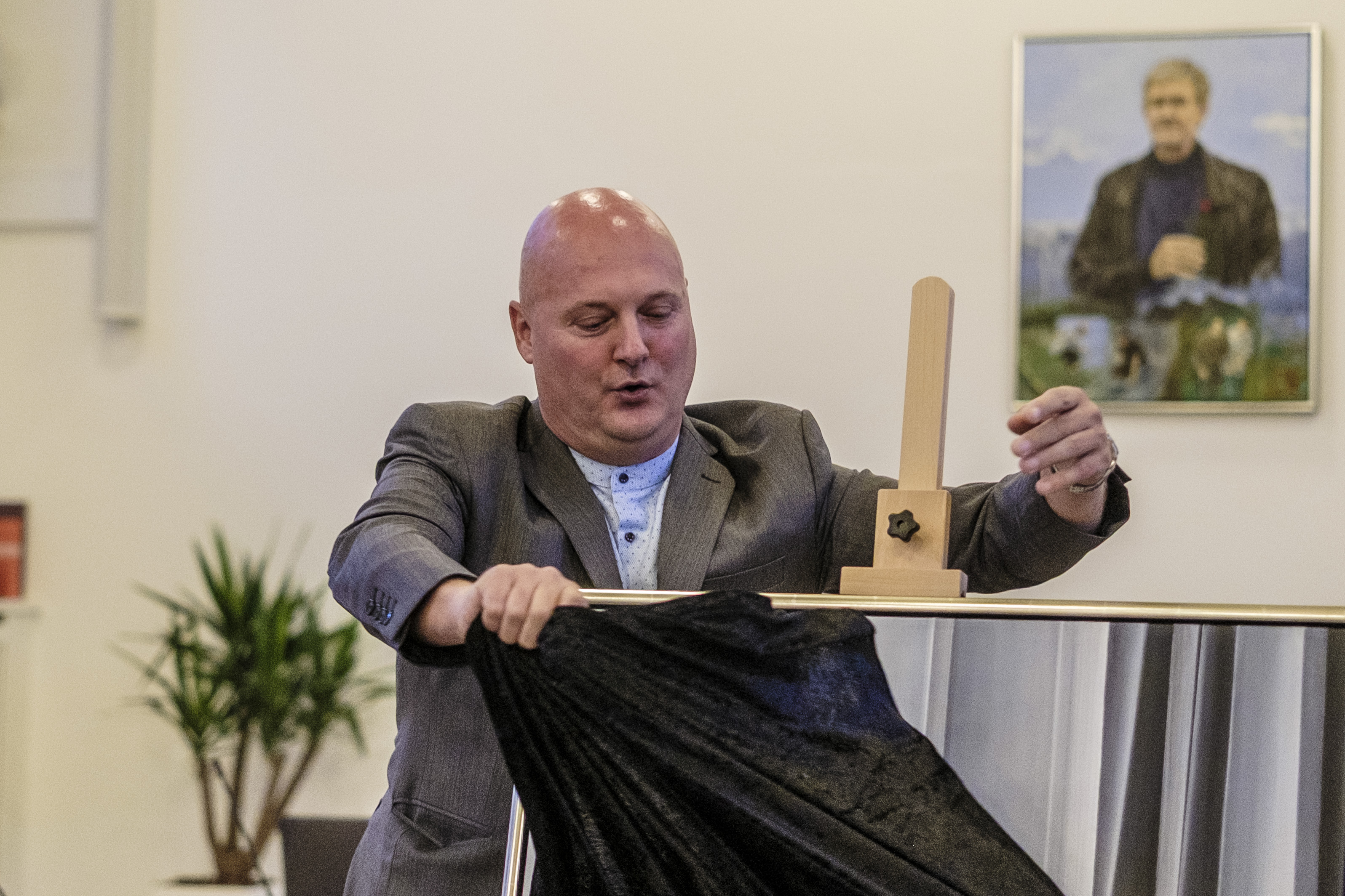 Kun ganske få vidste på forhånd, hvordan portrættet af den tidligere borgmester Ole Vive (V) ville tage sig ud.