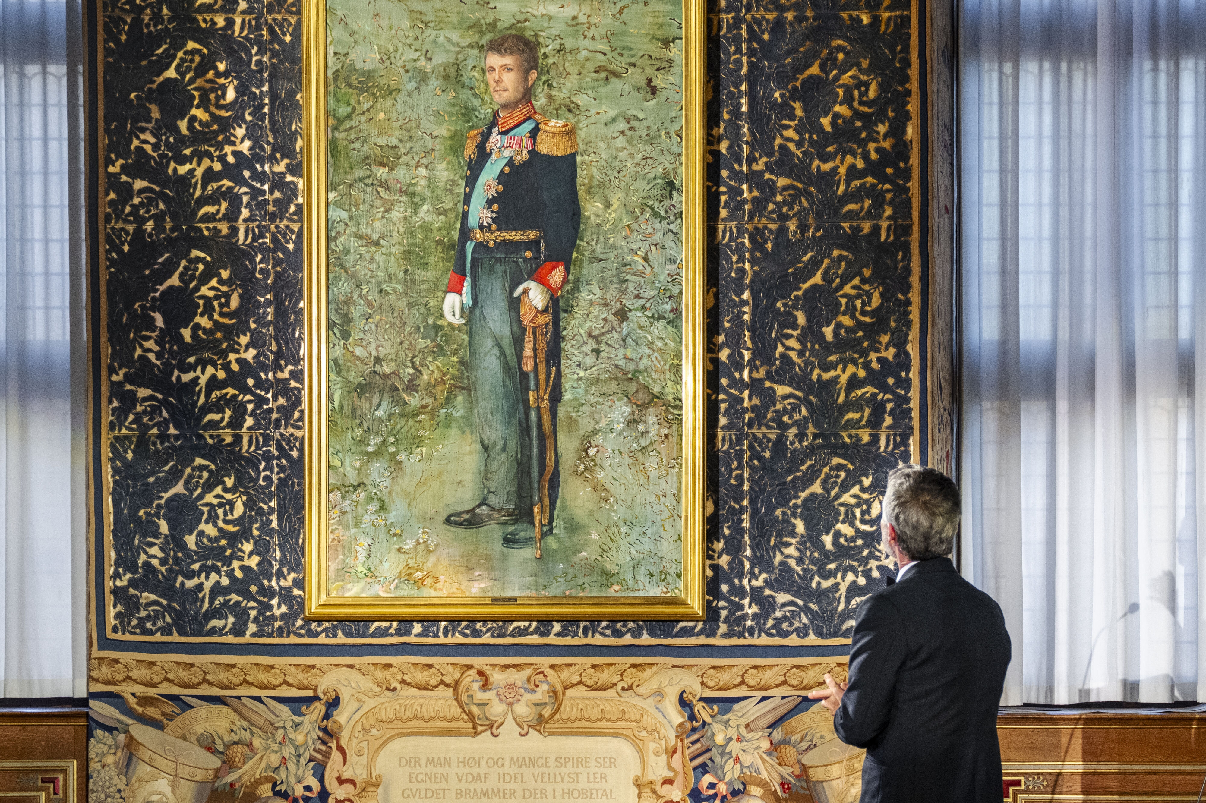 Fredag aften blev det første officielle portræt af konge Frederik afsløret. Her ses kongen lige efter afsløringen, hvor han står og betragter sit portræt.