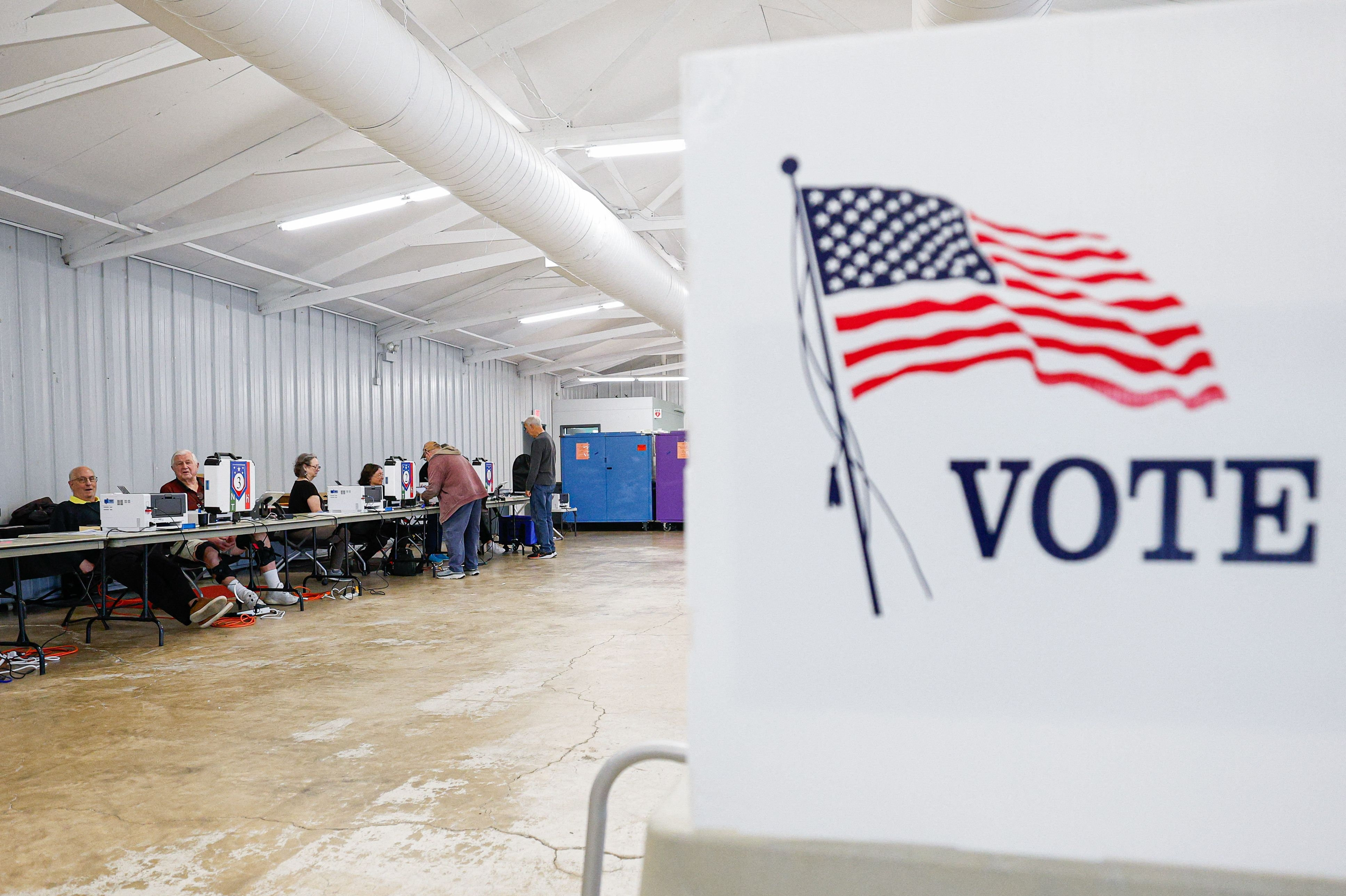 Id-kort kontrolleres mod vælgerlisterne fredag i et stemmelokale i Wheaton i Illinois, hvor der er mulighed for at stemme tidligt ved midtvejsvalget i USA. Præsident Donald Trump har i årevis hævdet, at et betydeligt antal ikke-statsborgere står opført på vælgerlisterne. En domstol advarede i juni om, at USA's delstater og føderale regering på baggrund af unøjagtige oplysninger er i færd med at slette navne på vælgere, der er statsborgere og har ret til at stemme.