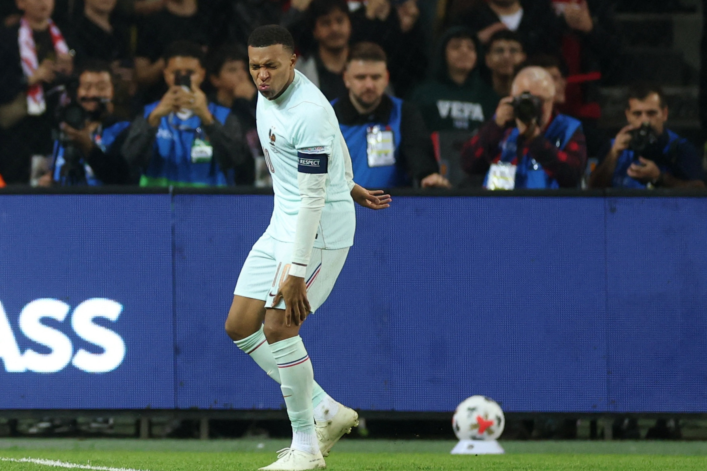 Den franske stjerne Kylian Mbappé ømmer sig efter at have pådraget sig en skade ved sin scoring til 1-0 mod Tyrkiet.