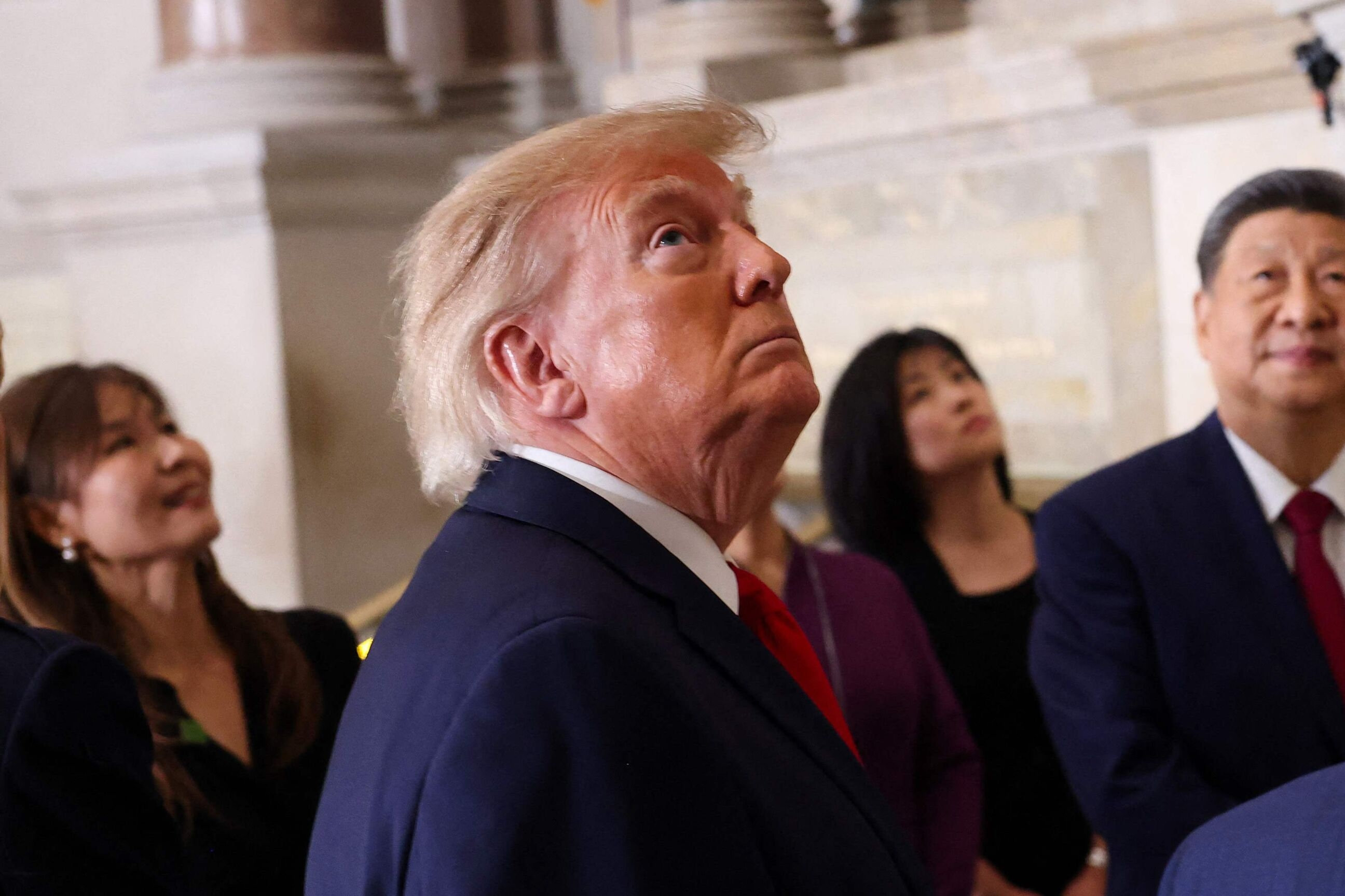 USA's præsident, Donald Trump, ser på under en rundvisning i USA's nationalarkiv i Washington D.C. fredag.