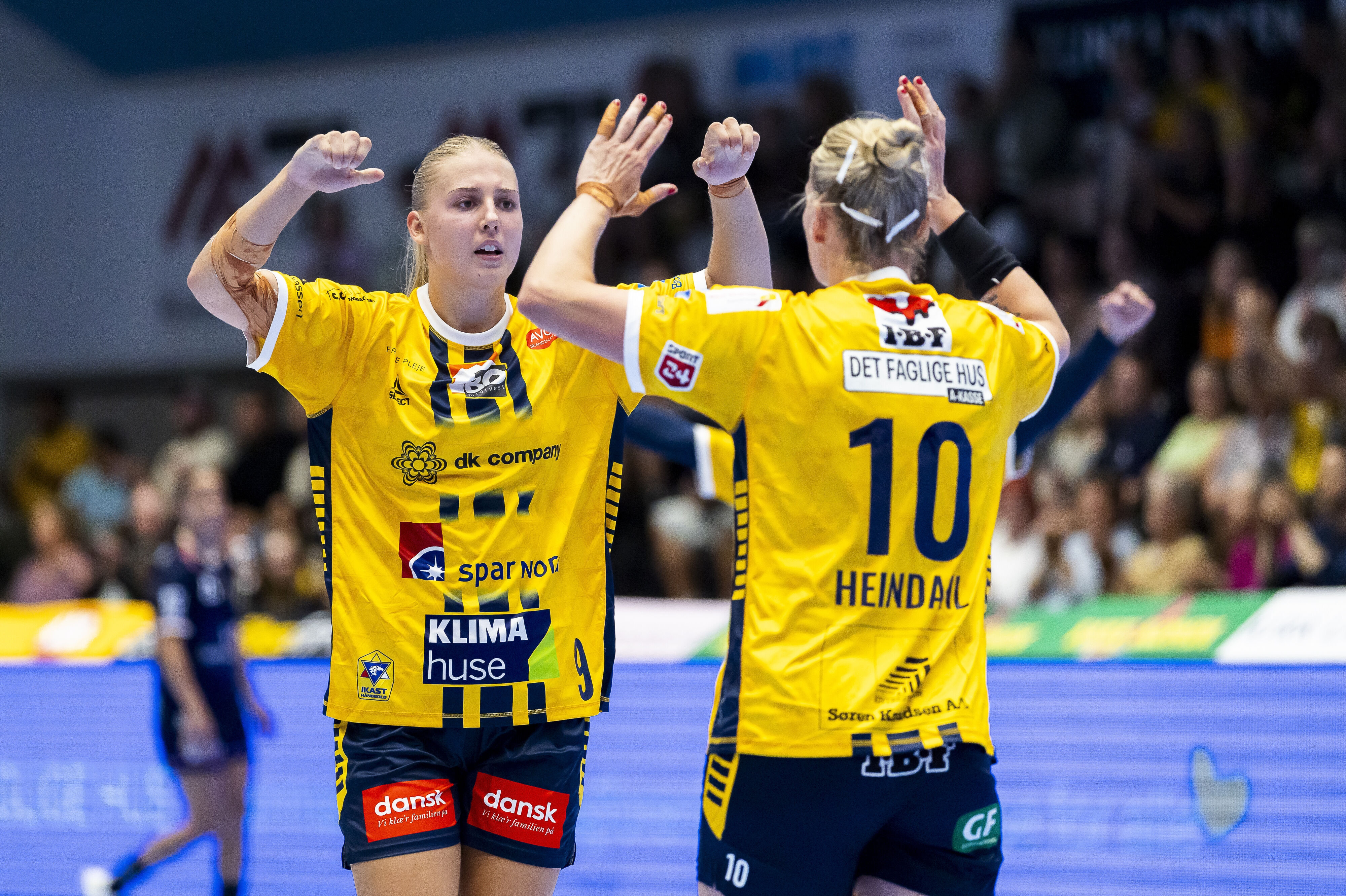 Laura Borg og Kathrine Heindahl spiller til daglig sammen i Ikast. Her jubler de i en kamp mod Odense. (Arkivfoto).