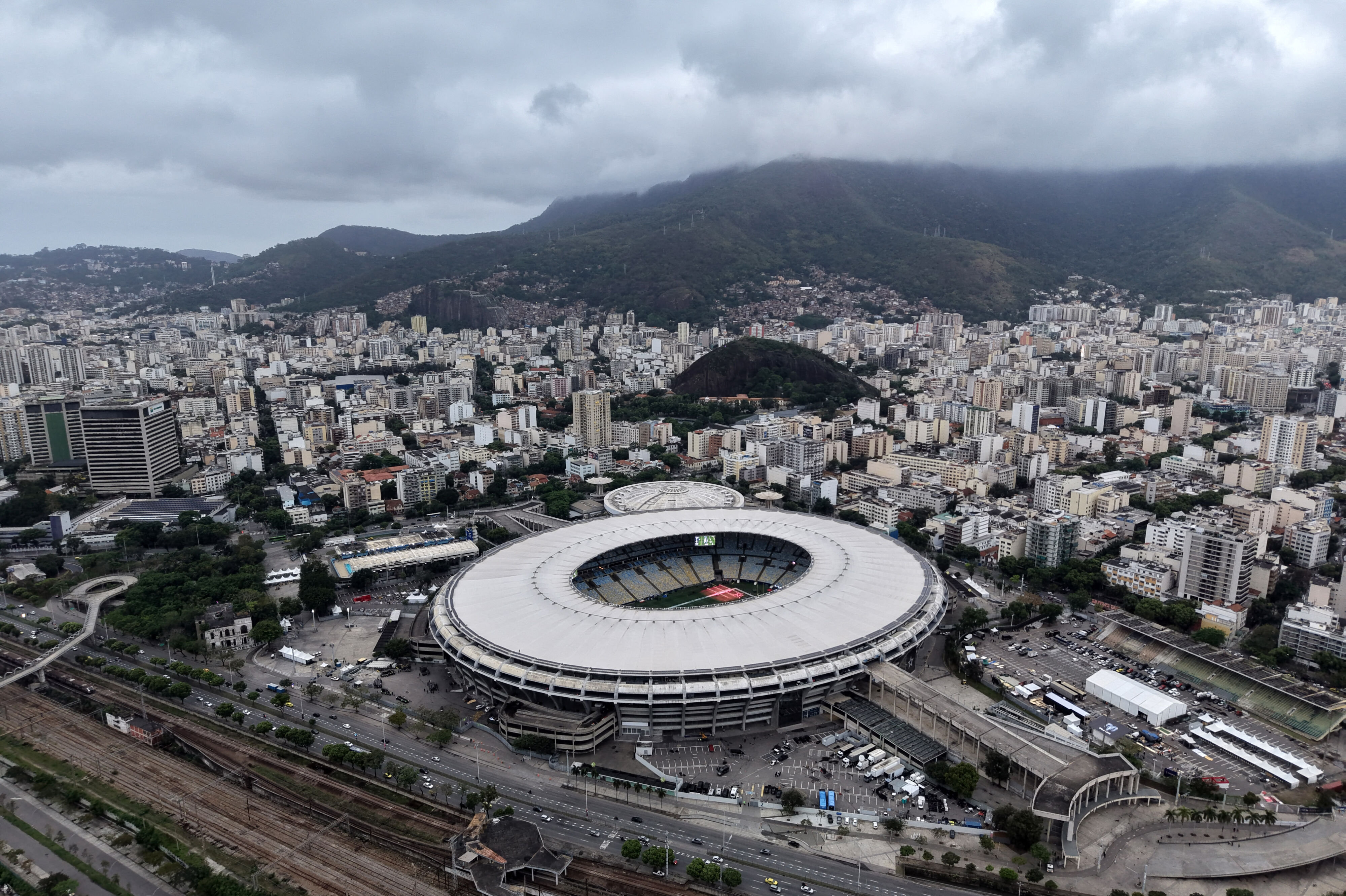 Det legendariske fodboldstadion Maracanã skal for første gang danne ramme om en NFL-kamp. Før opgøret har græsset været et stort samtaleemne i Brasilien og USA.